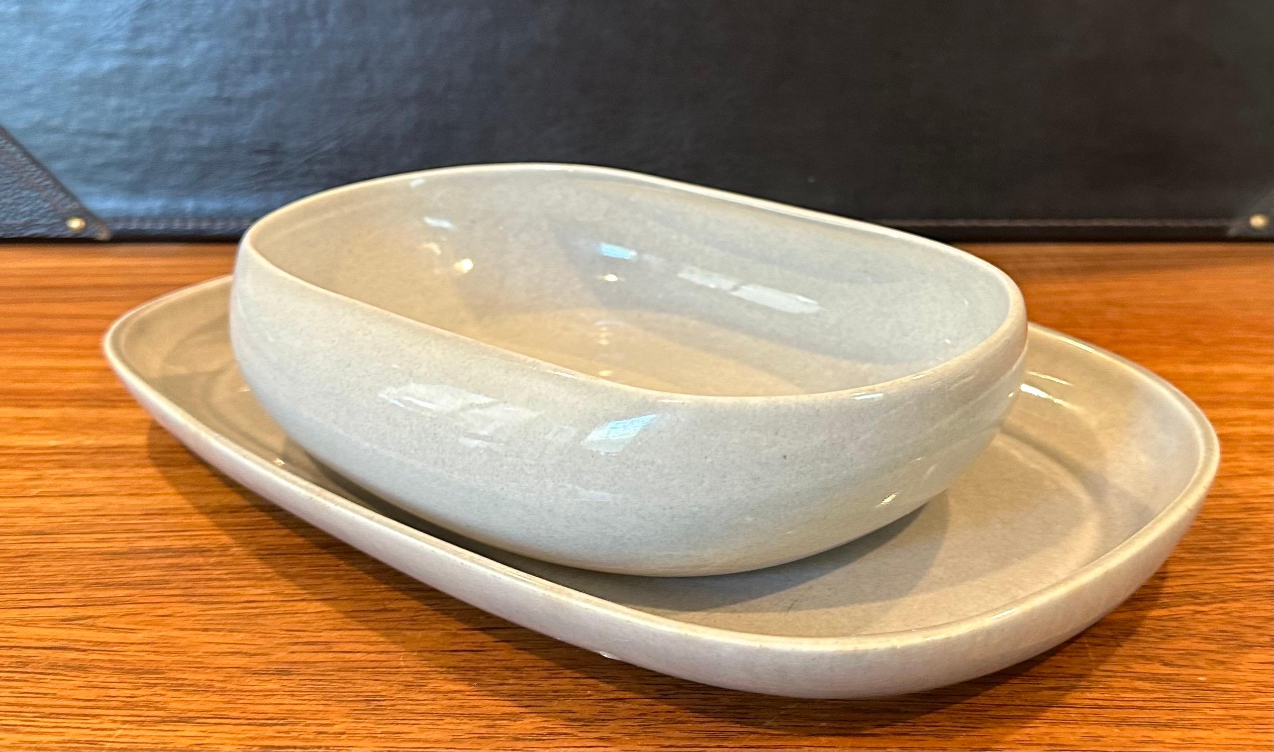 American Modern Ceramic Bowl and Tray by Russel Wright for Steubenville Pottery In Good Condition For Sale In San Diego, CA