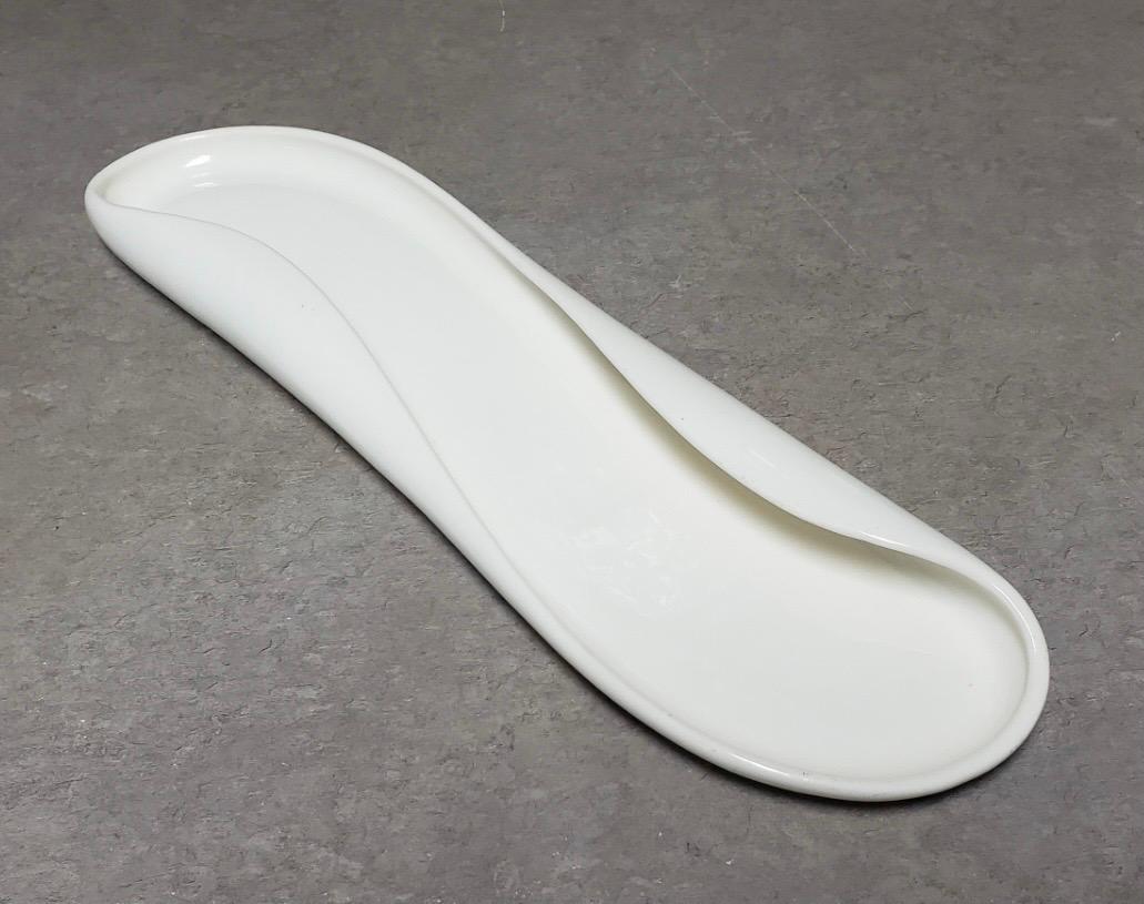 Stylish and functional American modern celery tray by Russel Wright for Steubenville Pottery of Ohio, circa 1940s. The ultramodern design emphasizes soft cures and simple glazing. The piece is in very good vintage contain with no chips or cracks.