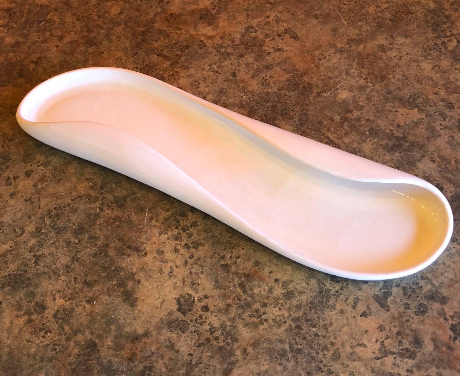 Stylish and functional American modern celery tray by Russel Wright for Steubenville Pottery of Ohio, circa 1940s. The ultramodern design emphasizes soft cures and simple glazing. The piece is in excellent vintage contain with no chips or cracks or