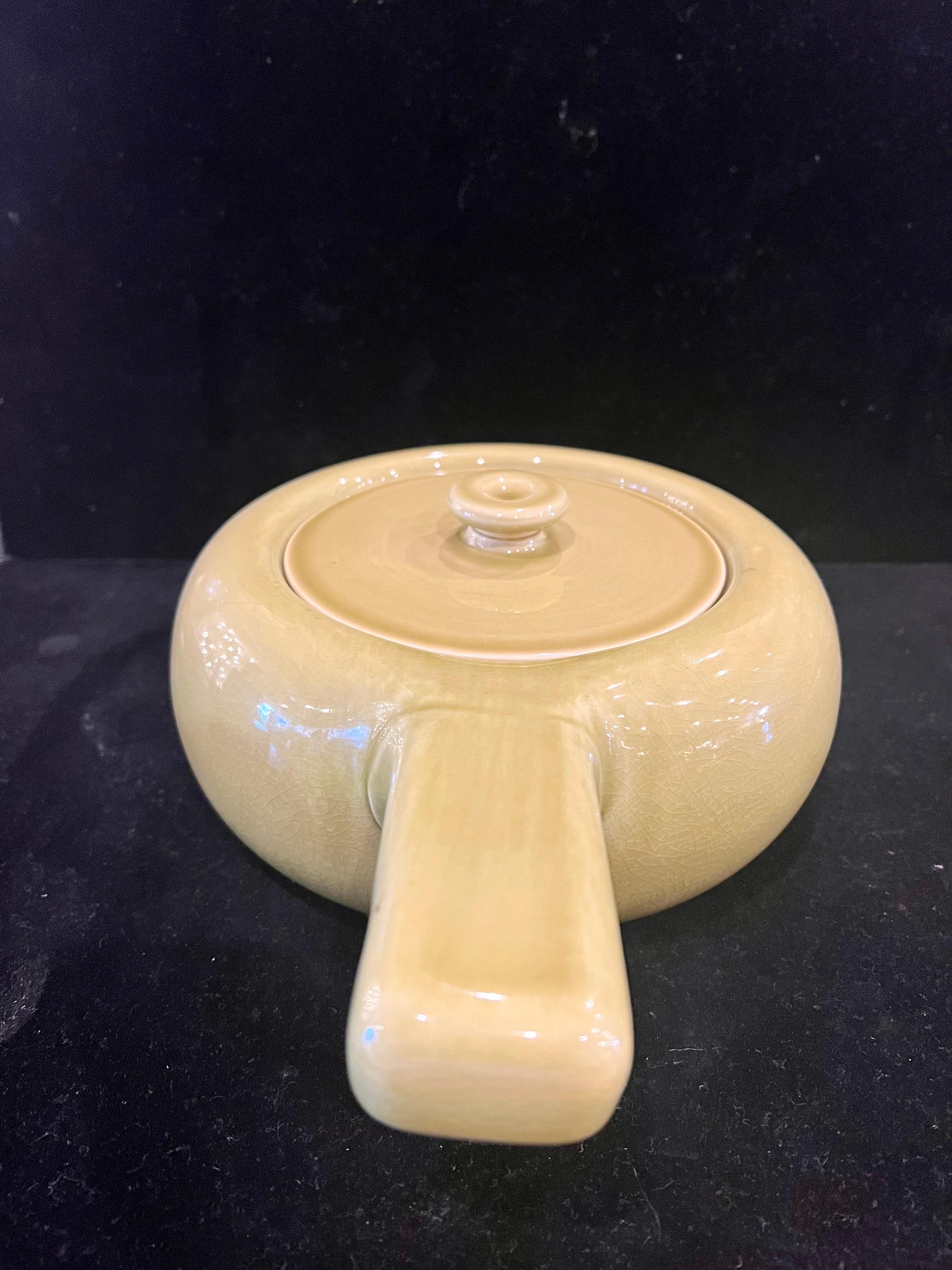 Amerikanische moderne Keramik-Kasserole Chartreuse Russel Wright Stubenville mit Henkel  (Moderne der Mitte des Jahrhunderts) im Angebot
