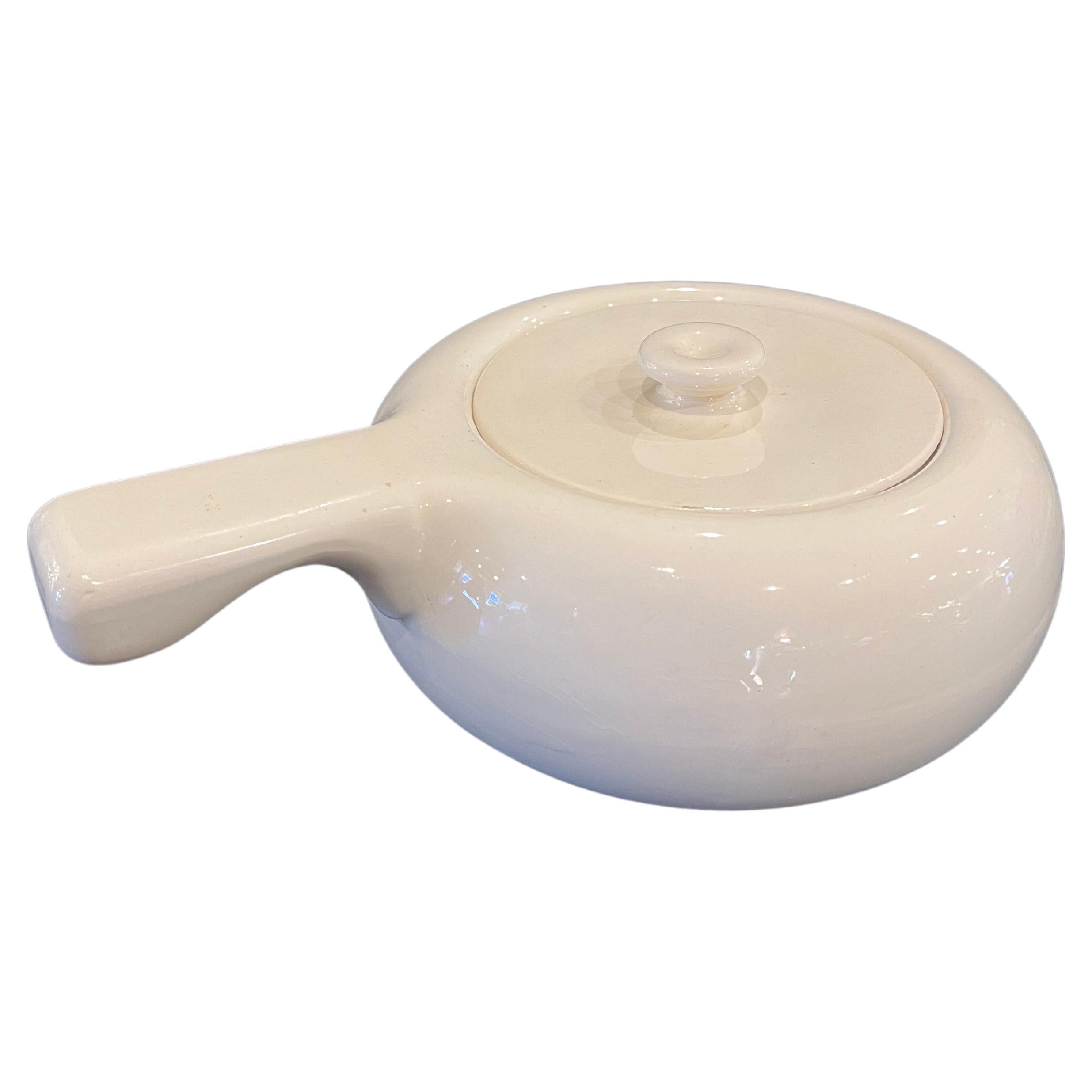 Casseruola moderna americana con manico in ceramica bianca di Russel Wright Stubenville