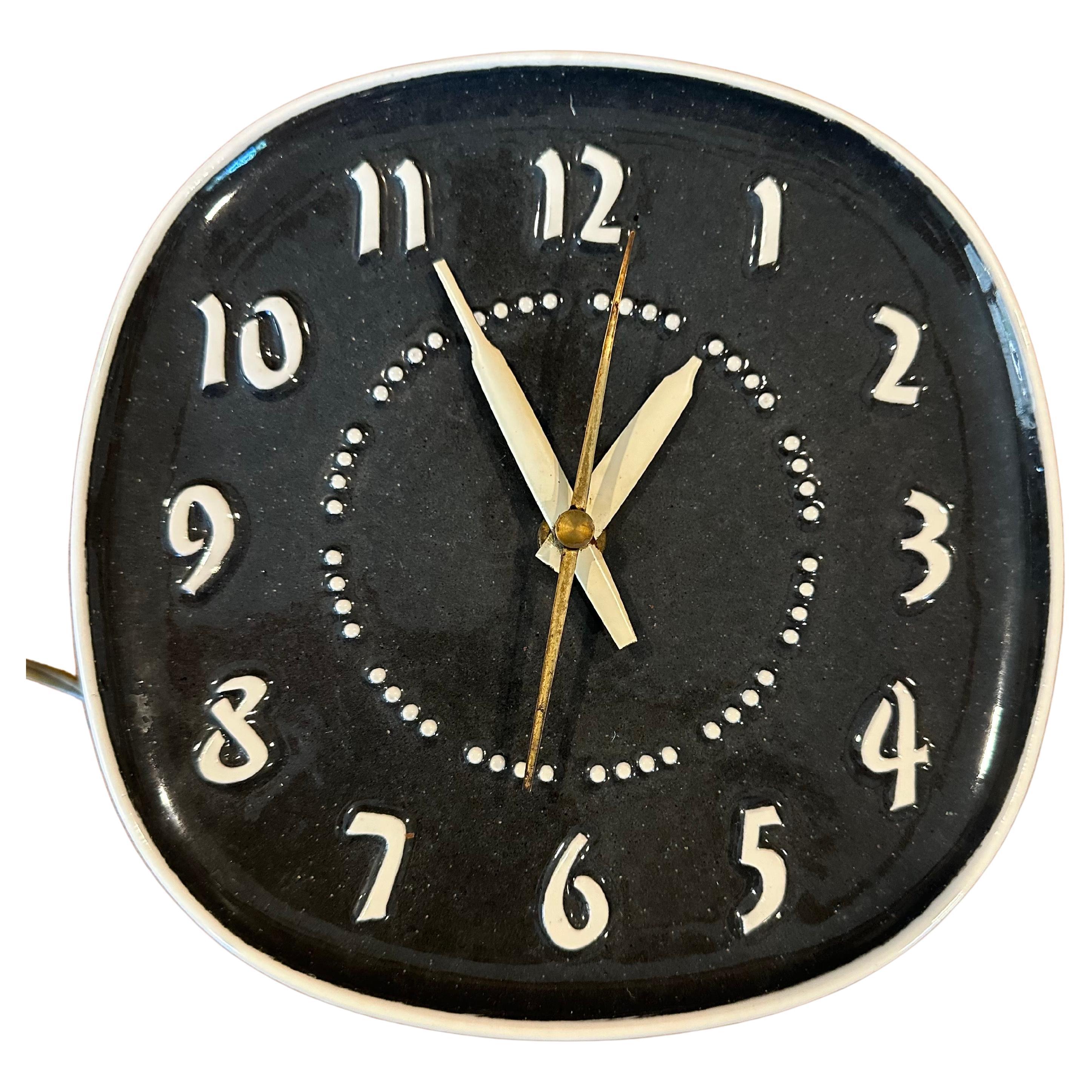 Stylish and functional American modern ceramic electric wall clock by Russel Wright for General Electric, circa 1940s. The piece is in very good vintage with no chips or cracks and measures 8