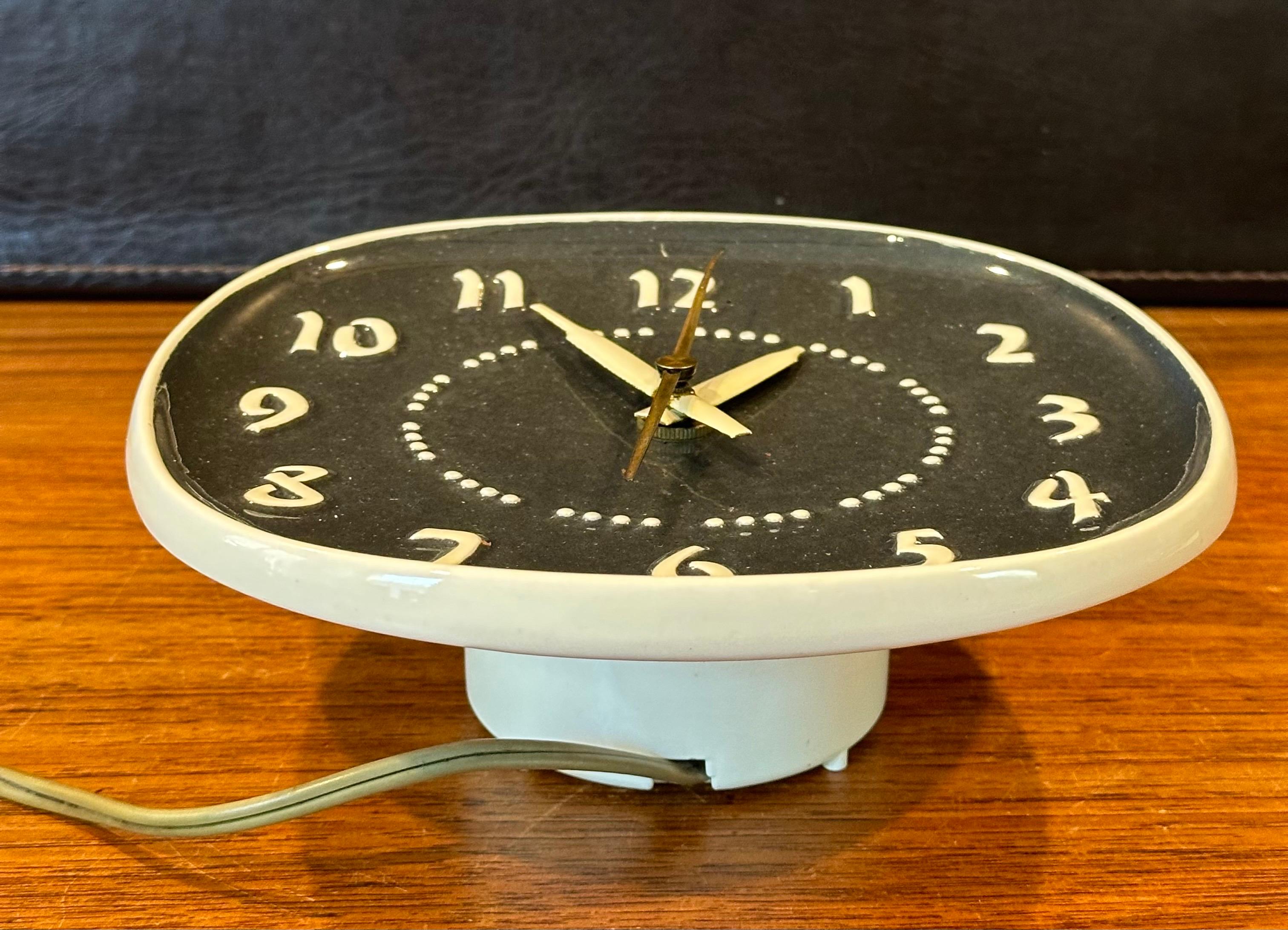 American Modern Ceramic Wall Clock by Russel Wright for General Electric In Good Condition For Sale In San Diego, CA