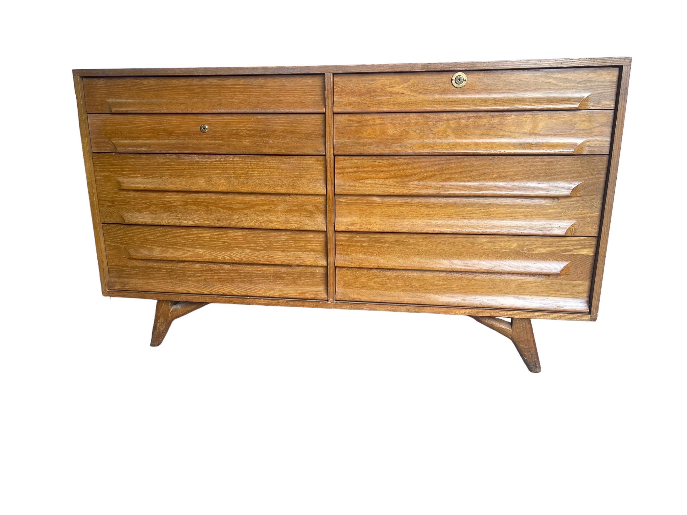 American Modern Cerused Oak Eight Drawer Dresser, Circa 1950s For Sale 3