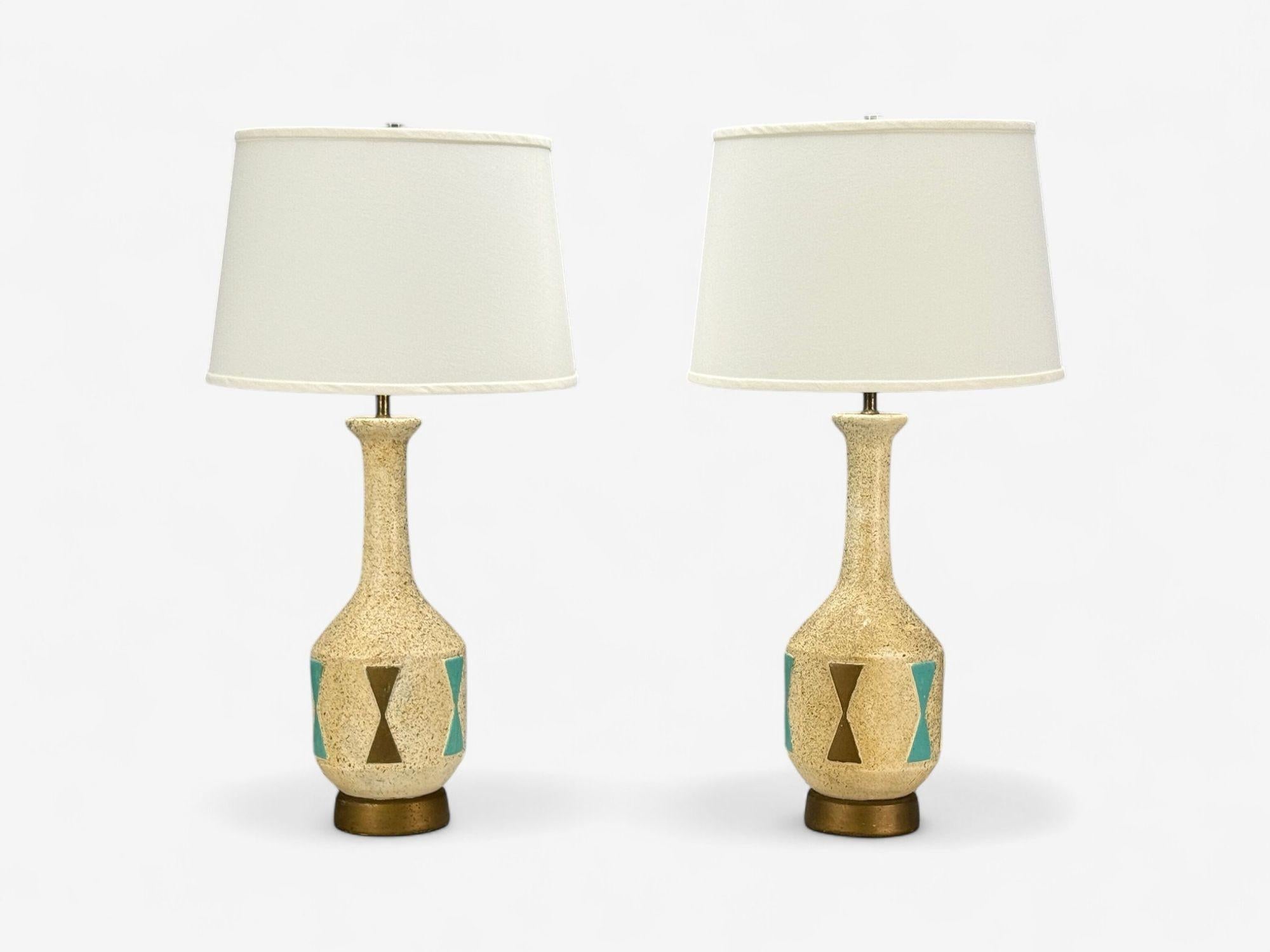 Moderne américain, Chalkware, métal, lampes de table, États-Unis, années 1950

Paire de lampes de table modernistes en céramique crayeuse et métal, conçues et produites aux États-Unis au milieu du XXe siècle.

Vendu sans abat-jour

Spécification de