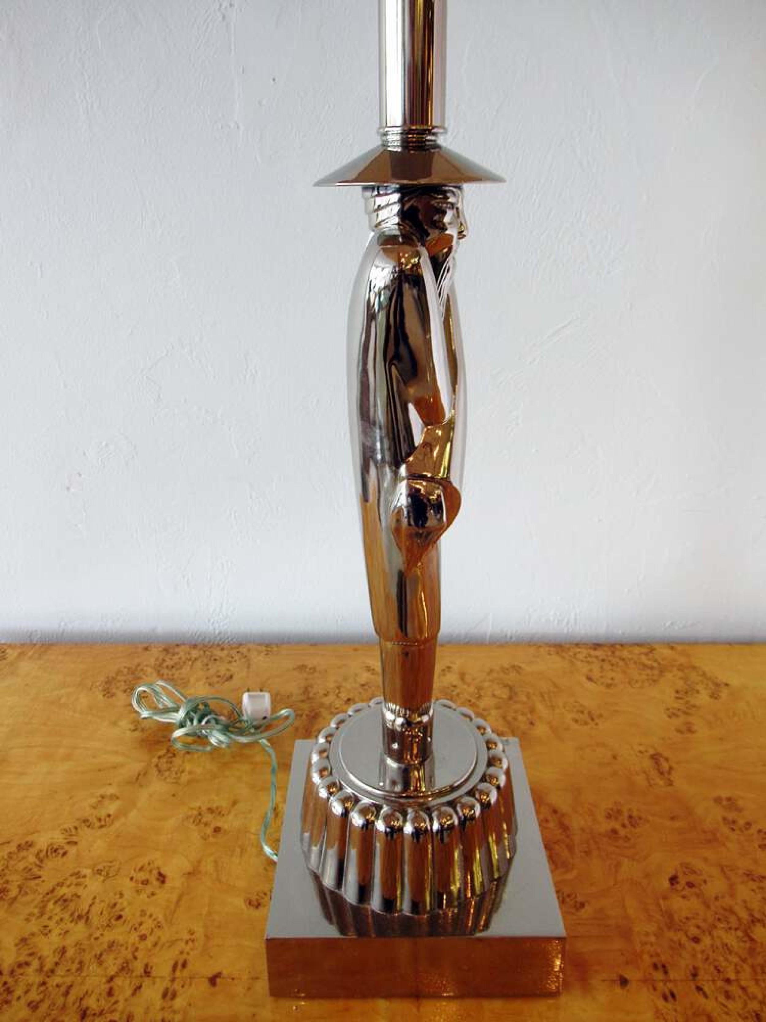 Lámparas de mesa cromadas americanas de mediados de siglo con una figura estilizada de Chinoiserie sobre un pedestal estriado que descansa sobre una base cuadrada, (VICTOR SCHRECKENGOST Años 30)