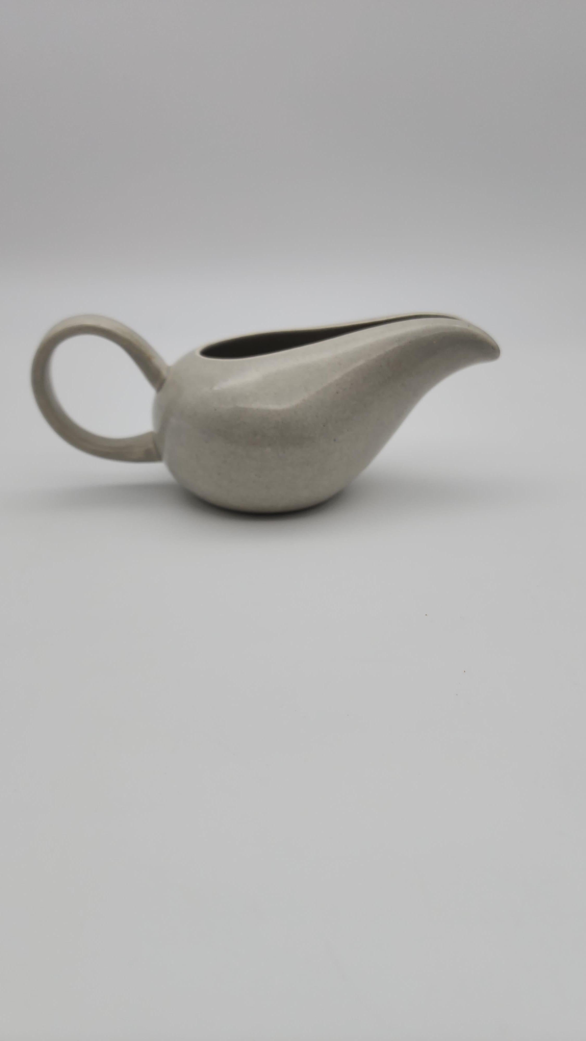 American Modern Creamer or Gravy Boat by Russell Wright for Steubenville Pottery. gray color. very elegant design. 