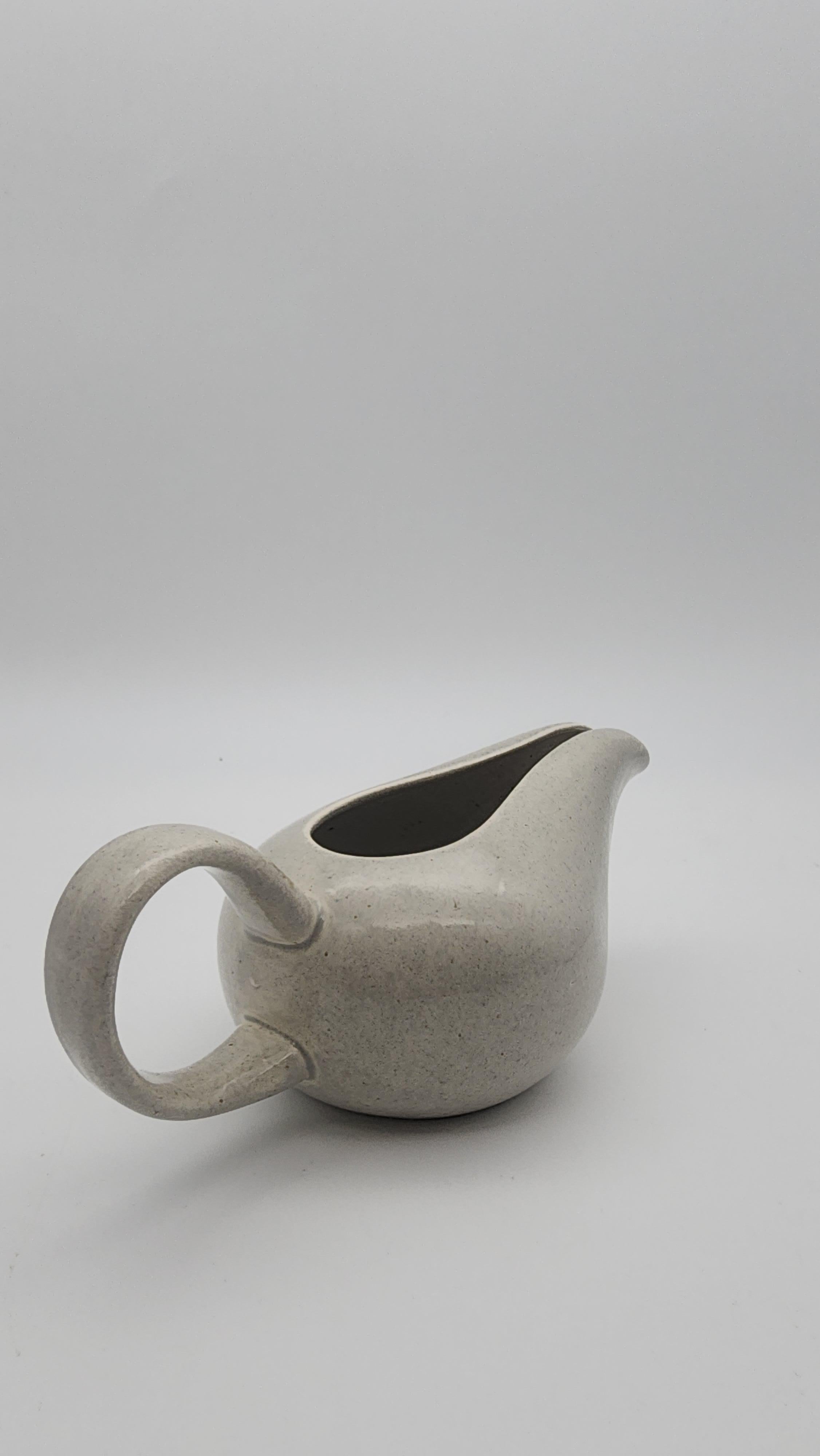 American Modern Creamer dish by Russell Wright for Steubenville Pottery In Good Condition For Sale In Philadelphia, PA