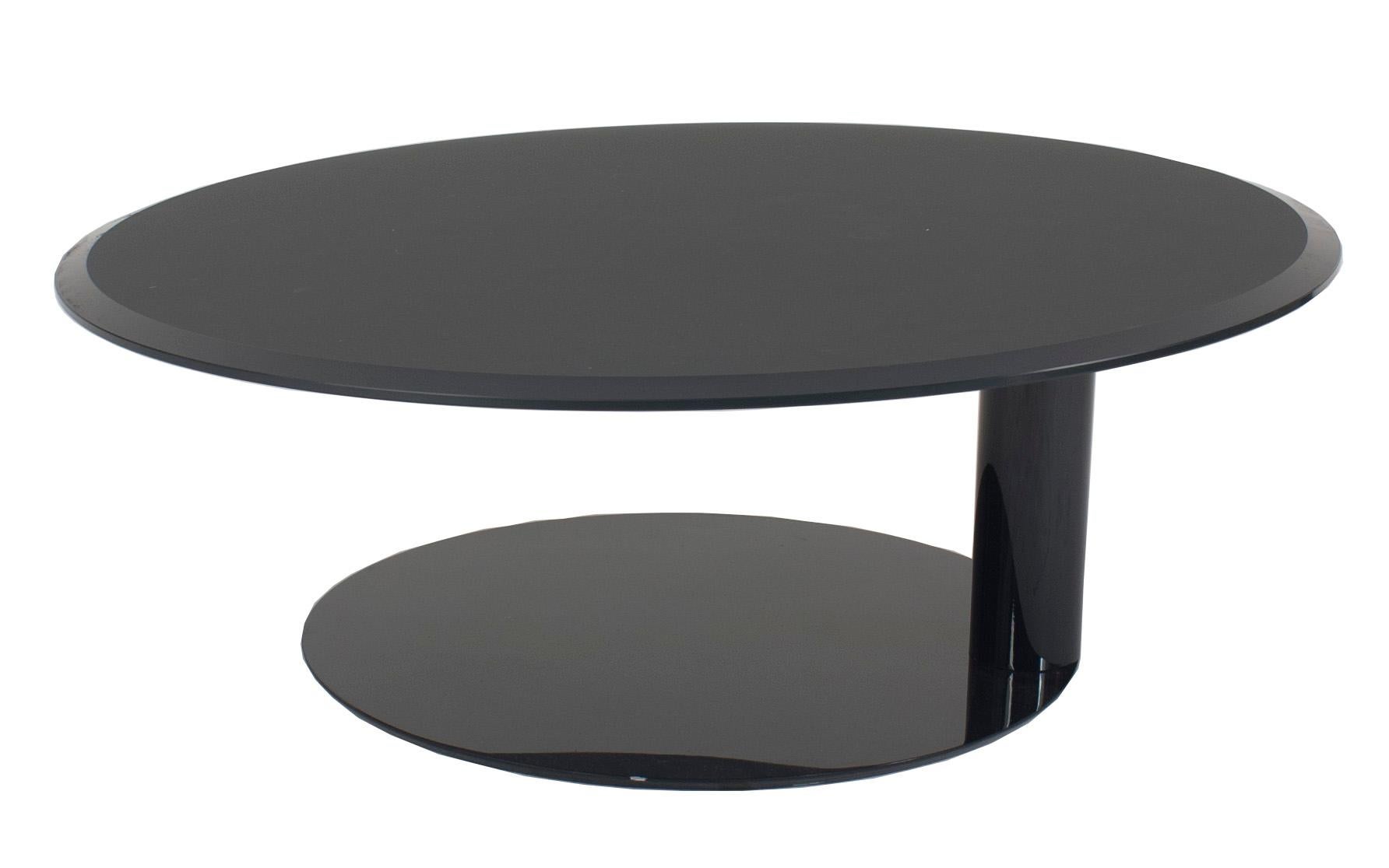 Table basse circulaire de style américain moderne avec plateau en verre biseauté bleu-gris satiné et base circulaire en métal laqué (Assortis : MTL002A)