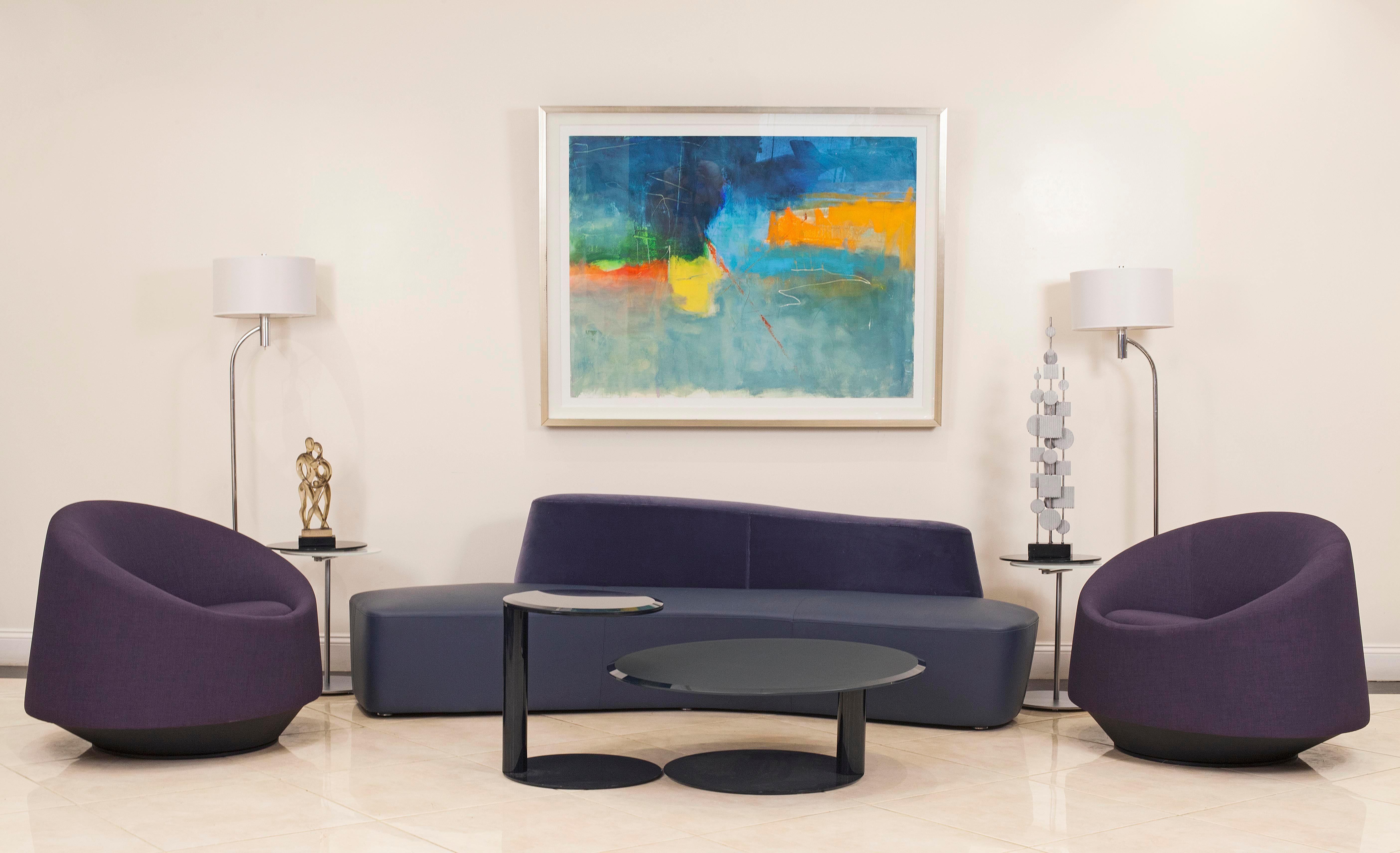 Moderne Table basse moderne américaine en métal laqué gris foncé et verre en vente
