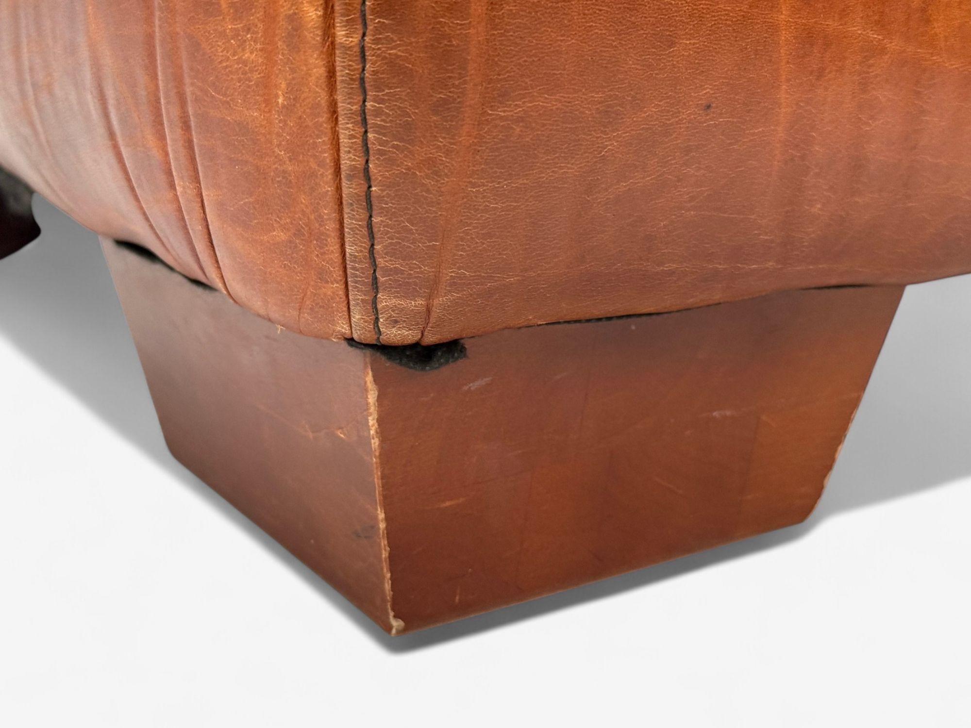 Fauteuil club et pouf en cuir vieilli, American Modern, États-Unis, années 1990 en vente 3