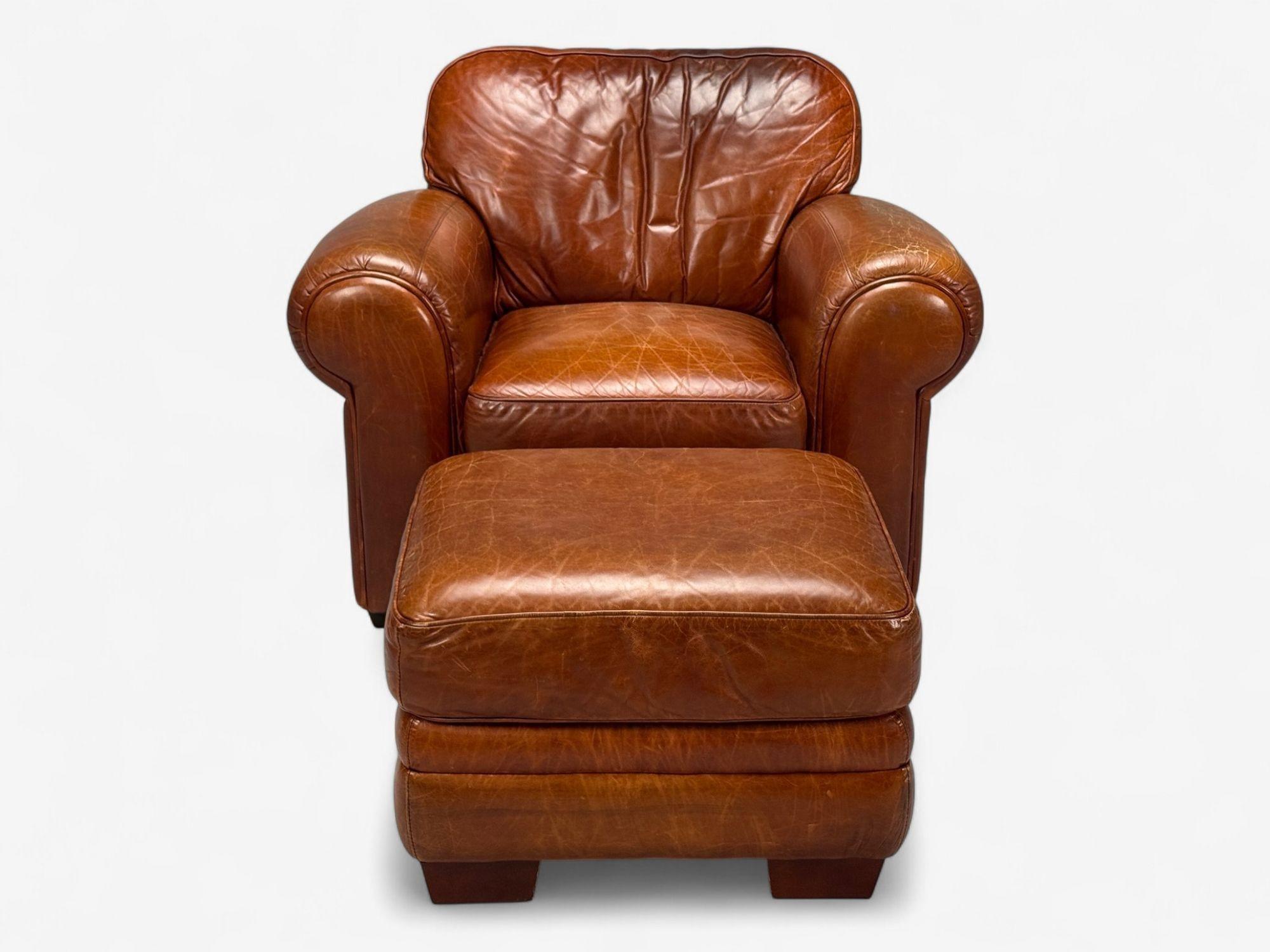 Moderne Fauteuil club et pouf en cuir vieilli, American Modern, États-Unis, années 1990 en vente