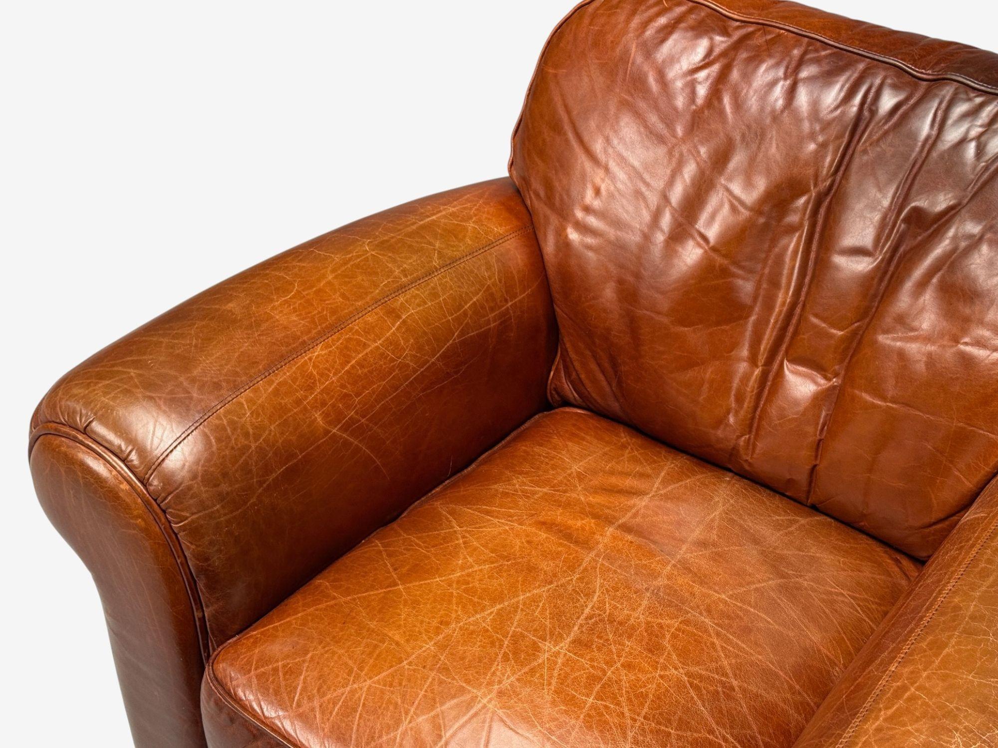 Américain Fauteuil club et pouf en cuir vieilli, American Modern, États-Unis, années 1990 en vente