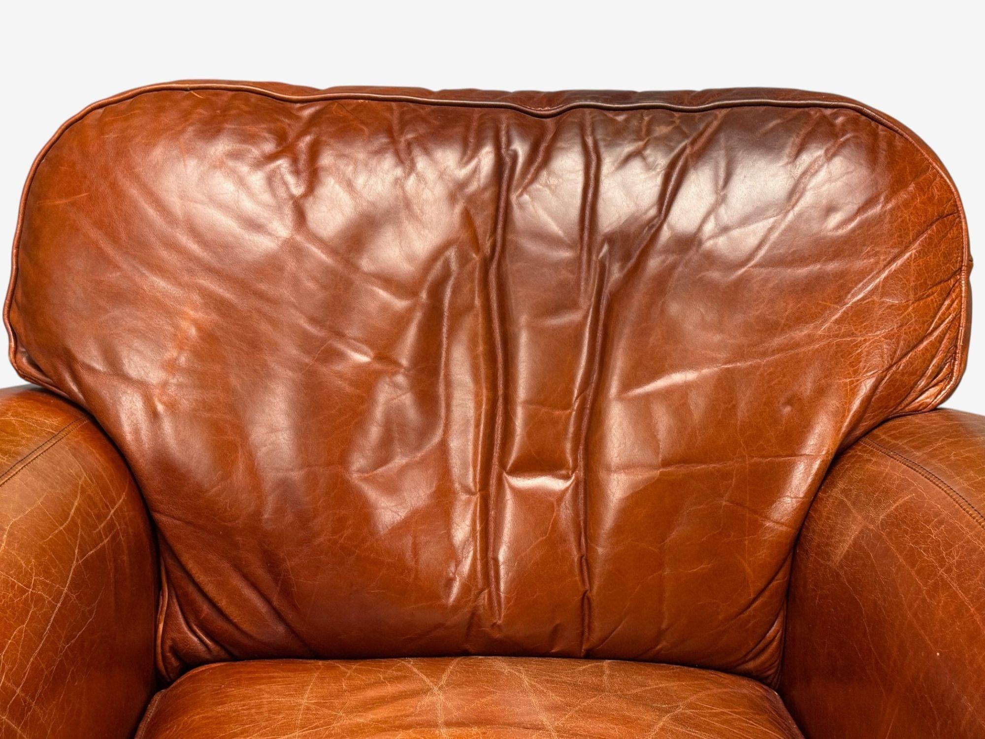 Fauteuil club et pouf en cuir vieilli, American Modern, États-Unis, années 1990 Bon état - En vente à Manhasset, NY