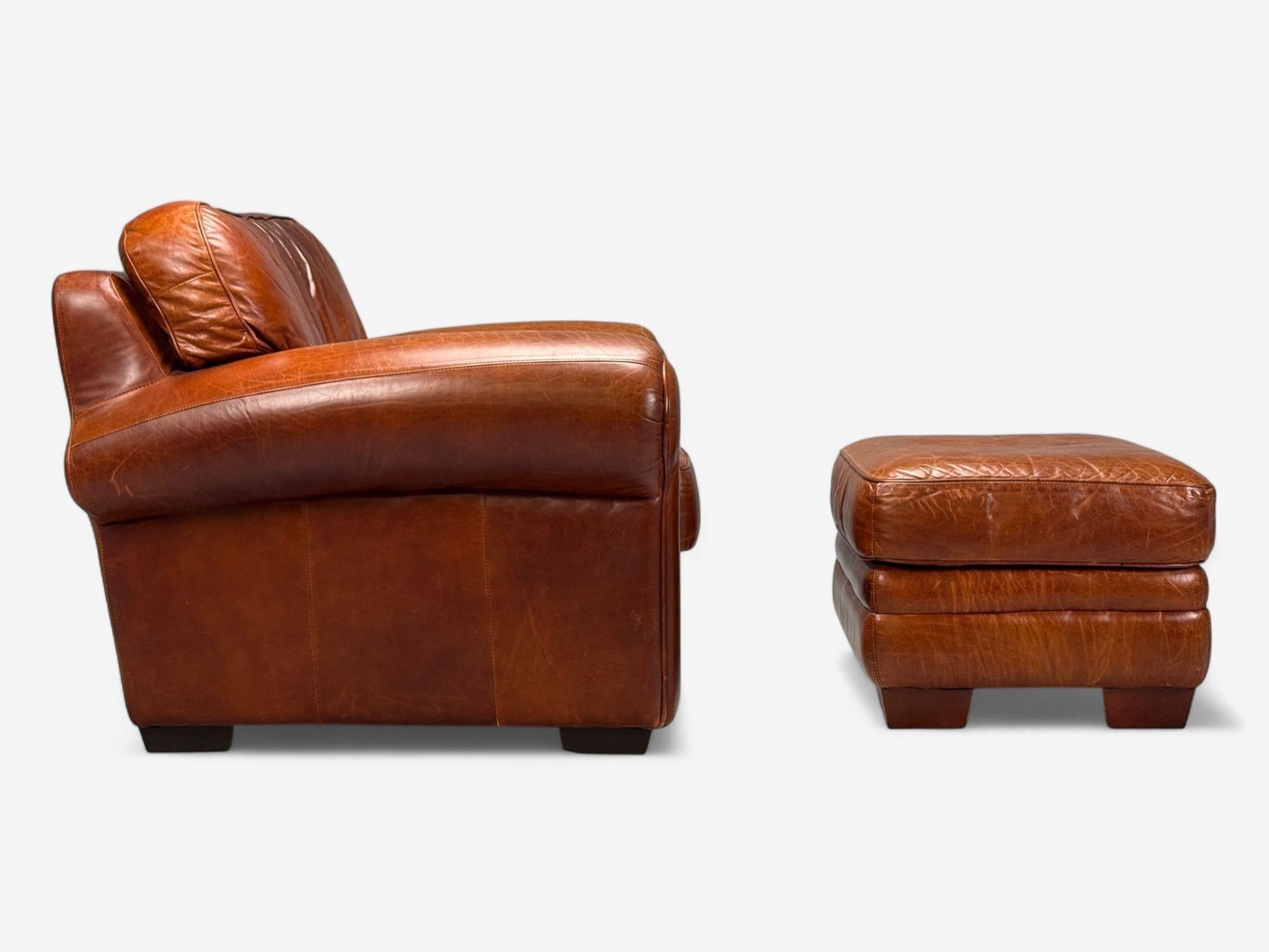 20ième siècle Fauteuil club et pouf en cuir vieilli, American Modern, États-Unis, années 1990 en vente