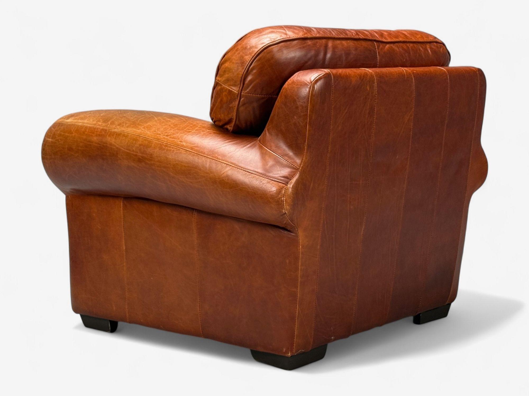 Cuir Fauteuil club et pouf en cuir vieilli, American Modern, États-Unis, années 1990 en vente