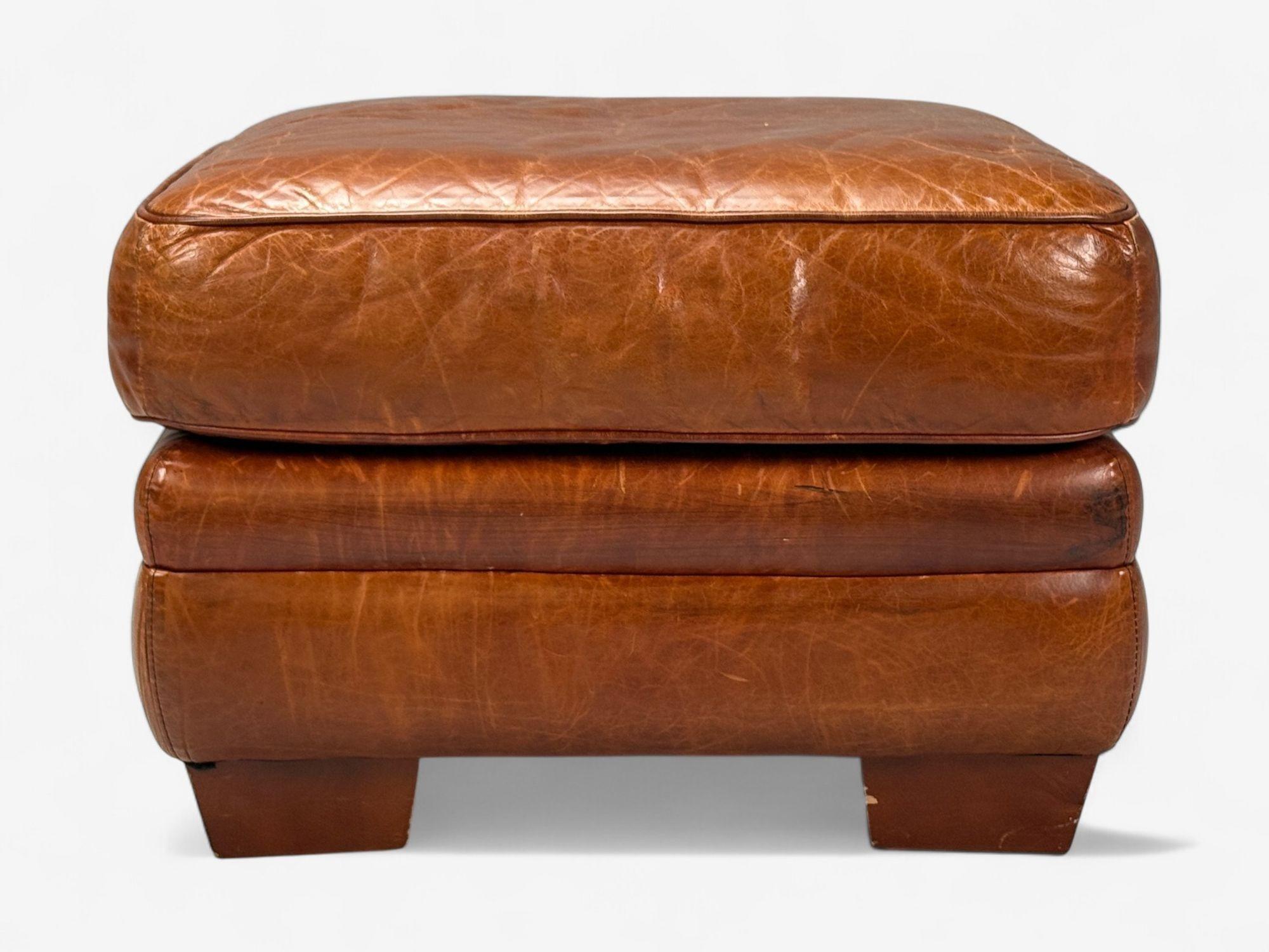 Fauteuil club et pouf en cuir vieilli, American Modern, États-Unis, années 1990 en vente 1