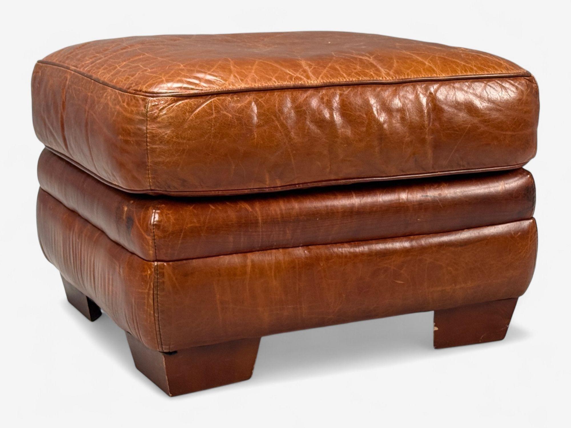 Fauteuil club et pouf en cuir vieilli, American Modern, États-Unis, années 1990 en vente 2