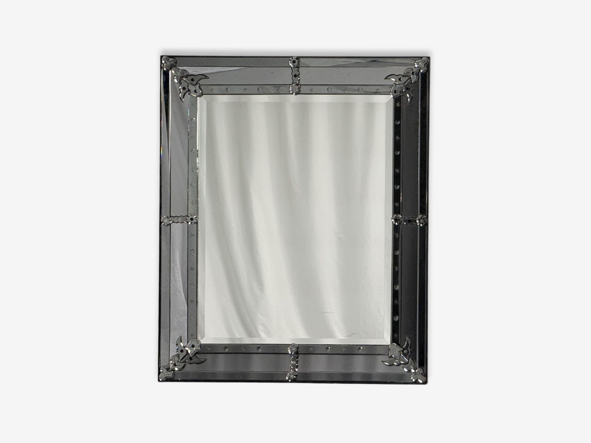 Miroir mural ou de console moderne américain, en verre gravé, gris Shadowbox, États-Unis, années 1980

Un miroir teinté et un miroir à ombre en verre gravé conçus et produits dans la seconde moitié du 20e siècle. Cet exemple présente plus de 30