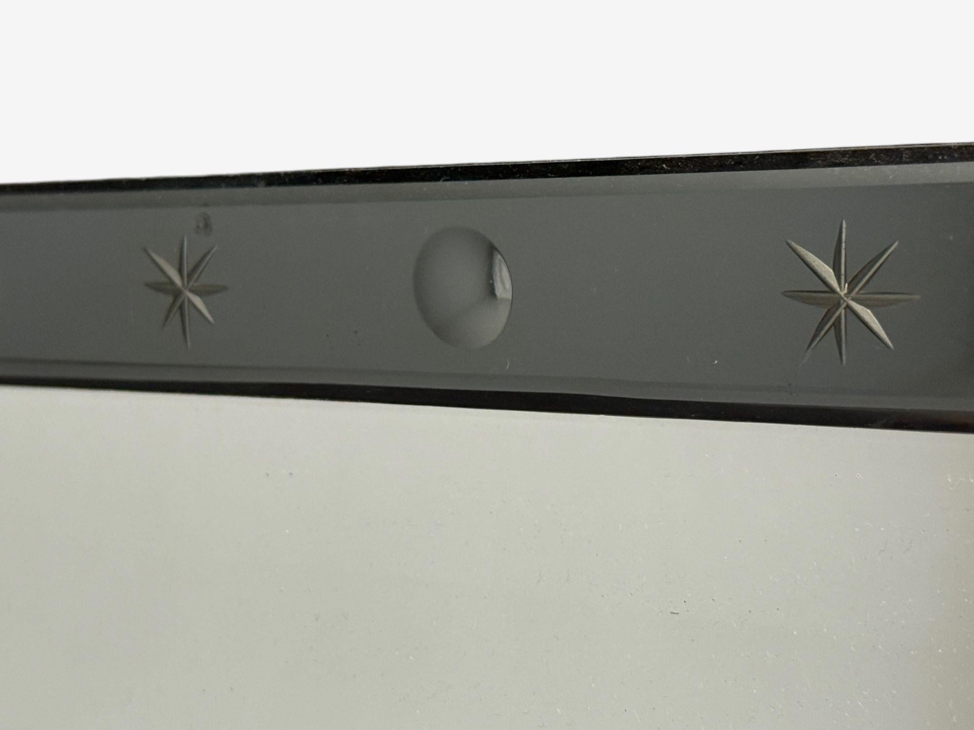 Américain Miroir d'ombrage gris en verre gravé, américain moderne, �États-Unis, années 1980 en vente