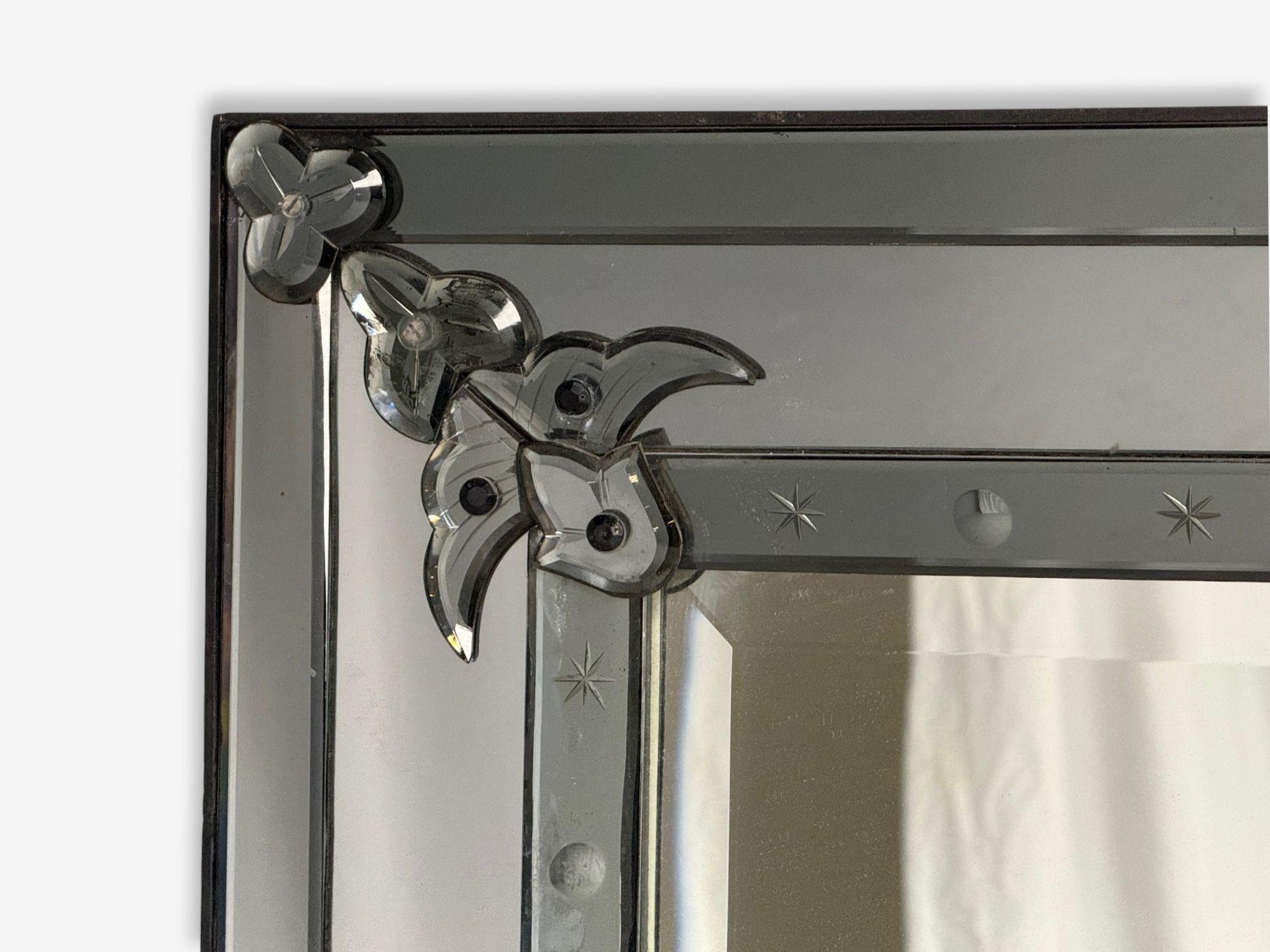 20ième siècle Miroir d'ombrage gris en verre gravé, américain moderne, États-Unis, années 1980 en vente