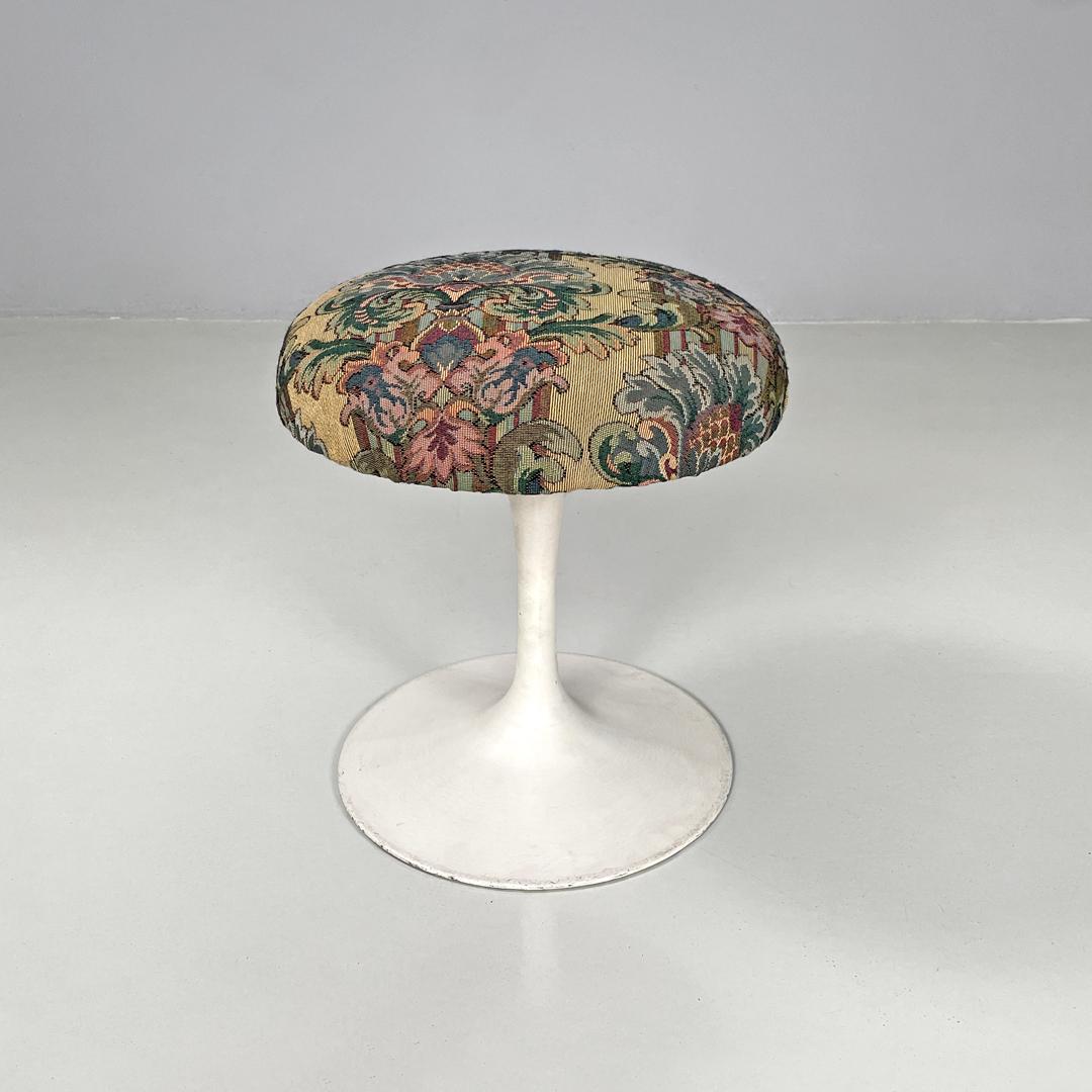 Sgabello rotondo moderno americano in tessuto floreale Tulip di Eero Saarinen per Knoll anni '70
Sgabello mod. Tulip con base rotonda. La seduta rotonda è padellata e rivestita in tessuto damascato, con uno sfondo beige e decorazioni floreali nei