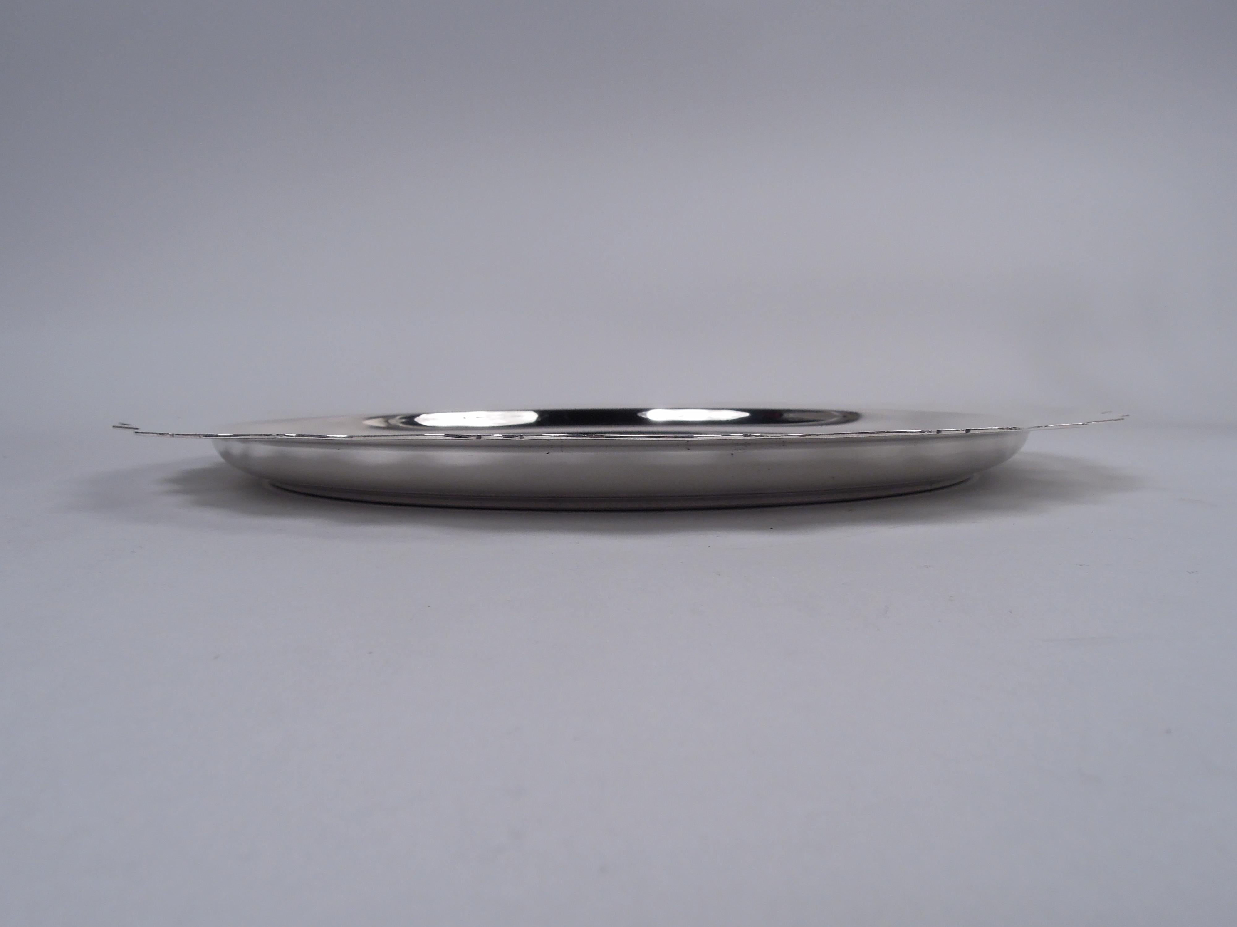 Modern Georgian sterling silver tray. Round with deep well, flat shoulder, and cutout piecrust rim. Fully marked including maker’s stamp for Concord Silversmiths Ltd, who were active from the 1920s to 1940s, and no. 05/2. Weight: 19 troy ounces. 