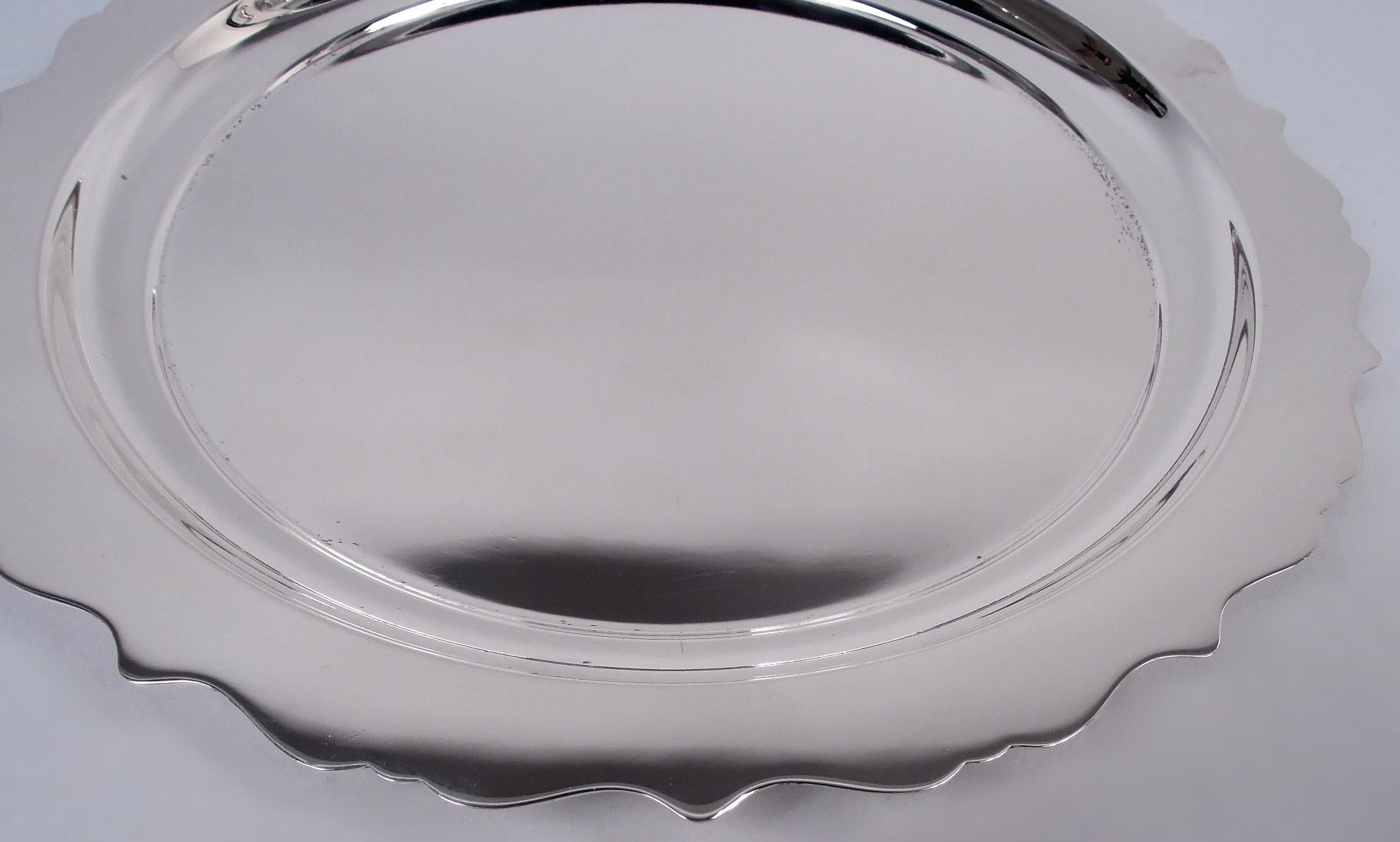 Georgien American Modern Georgian Sterling Silver Piecrust Tray en vente