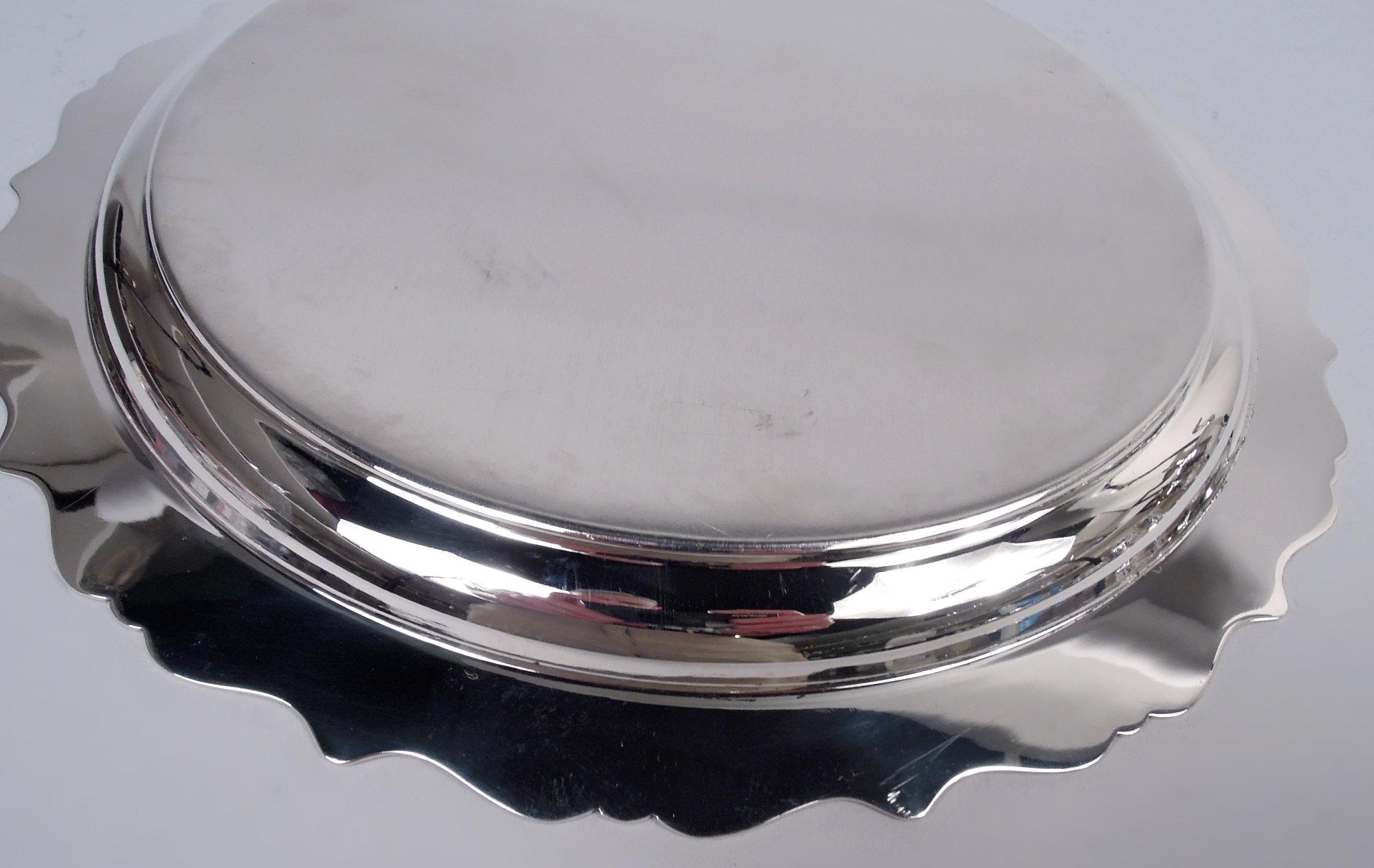 Américain American Modern Georgian Sterling Silver Piecrust Tray en vente
