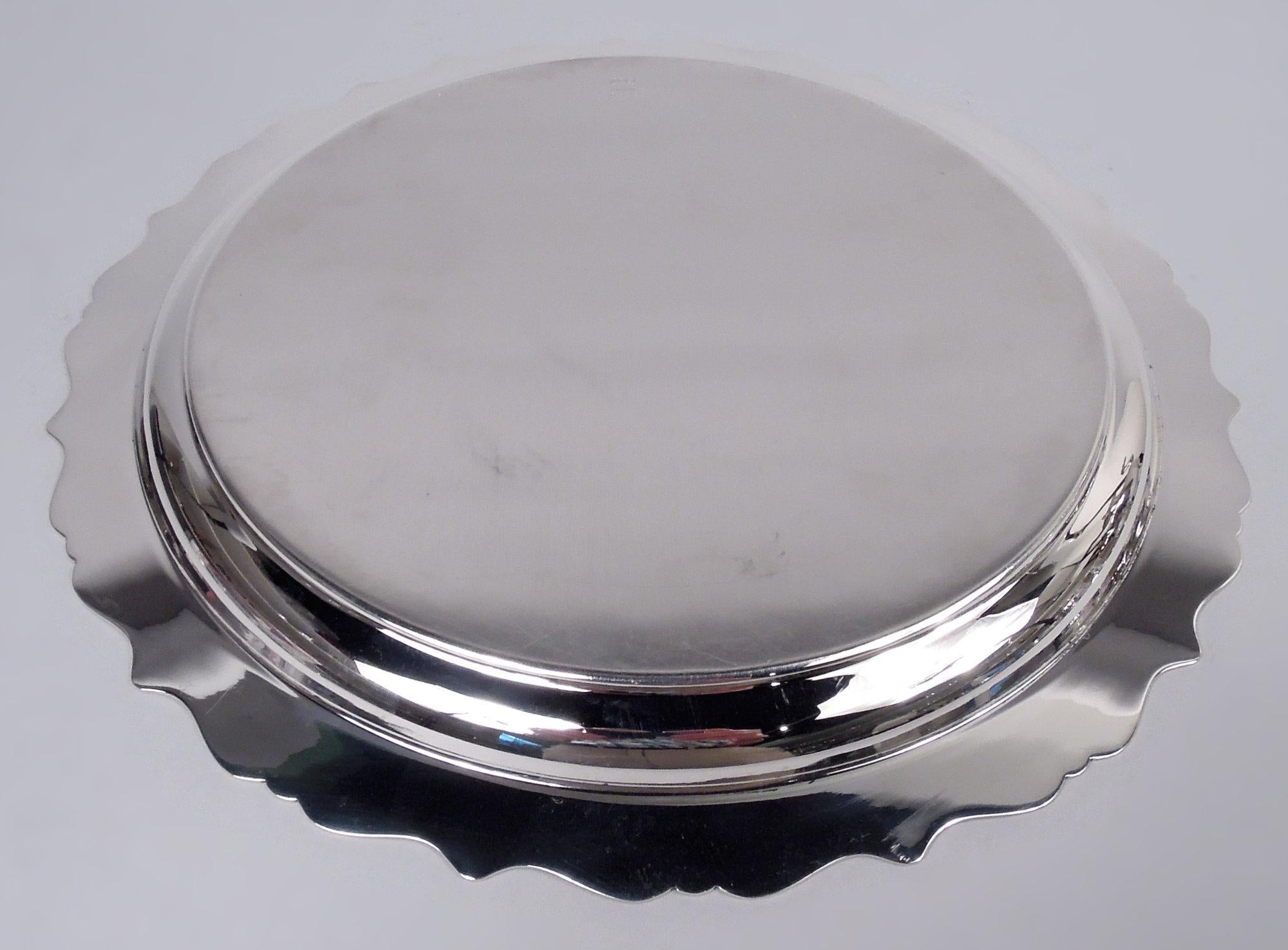 American Modern Georgian Sterling Silver Piecrust Tray Bon état - En vente à New York, NY