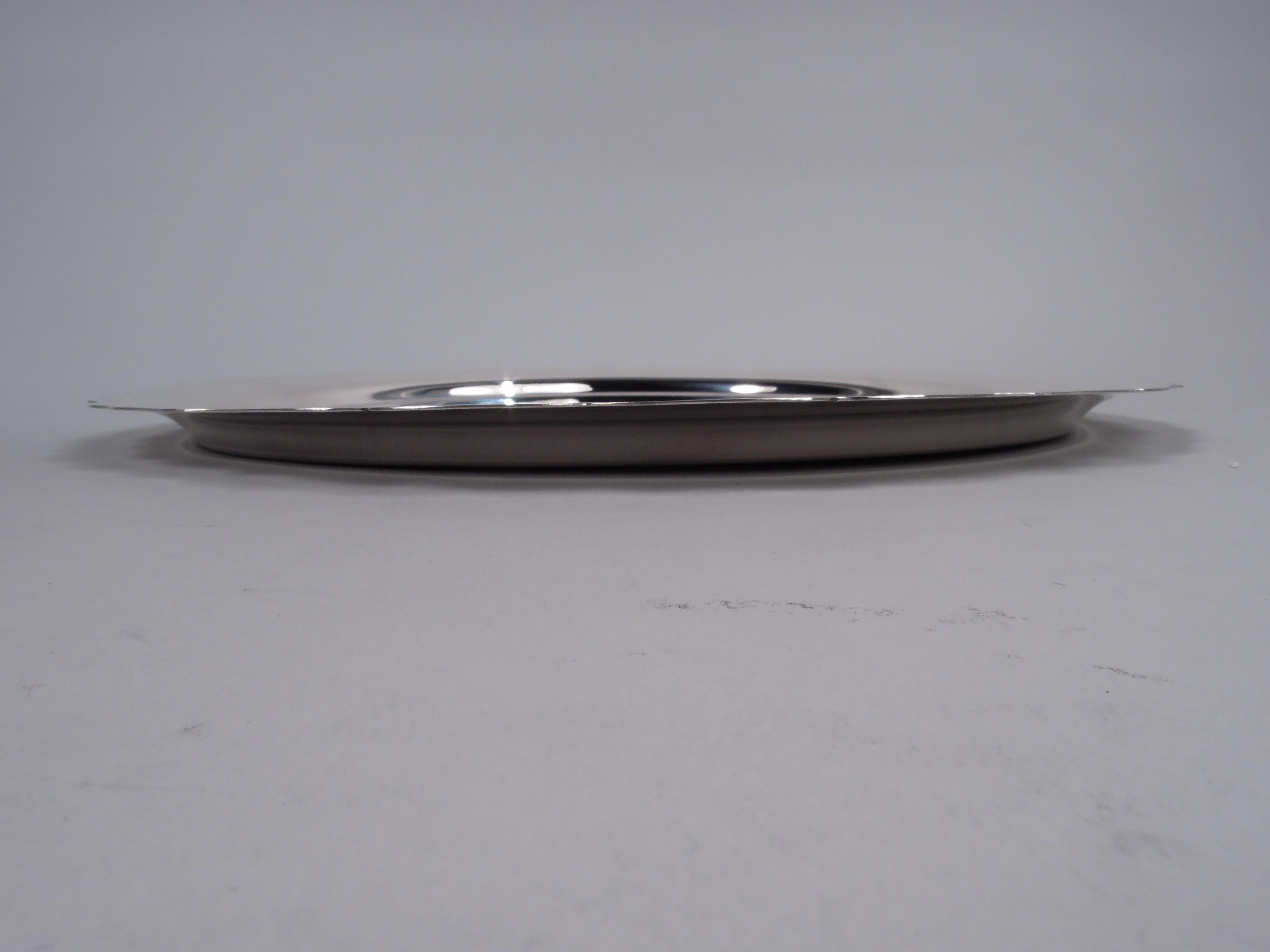 Modern Georgian sterling silver tray. Made by Hamilton Silver Co. Inc. in New York, ca 1950. Round well and sharp ogee piecrust rim. Fully marked including maker’s stamp and no. 92. Weight: 20 troy ounces. 