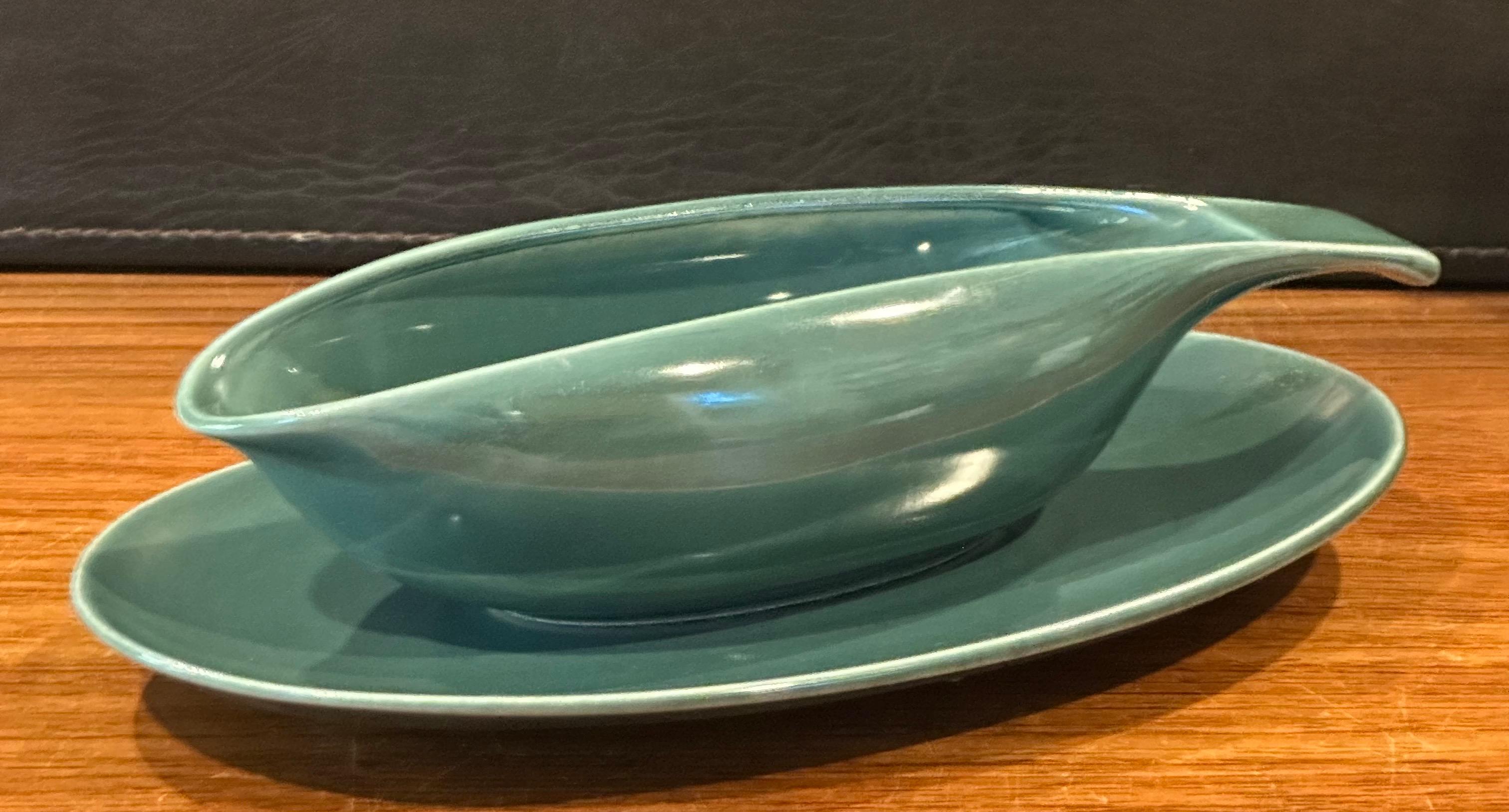 American Modern Gravy Boat in Sea Foam Green by Russel Wright Stubenville In Good Condition For Sale In San Diego, CA