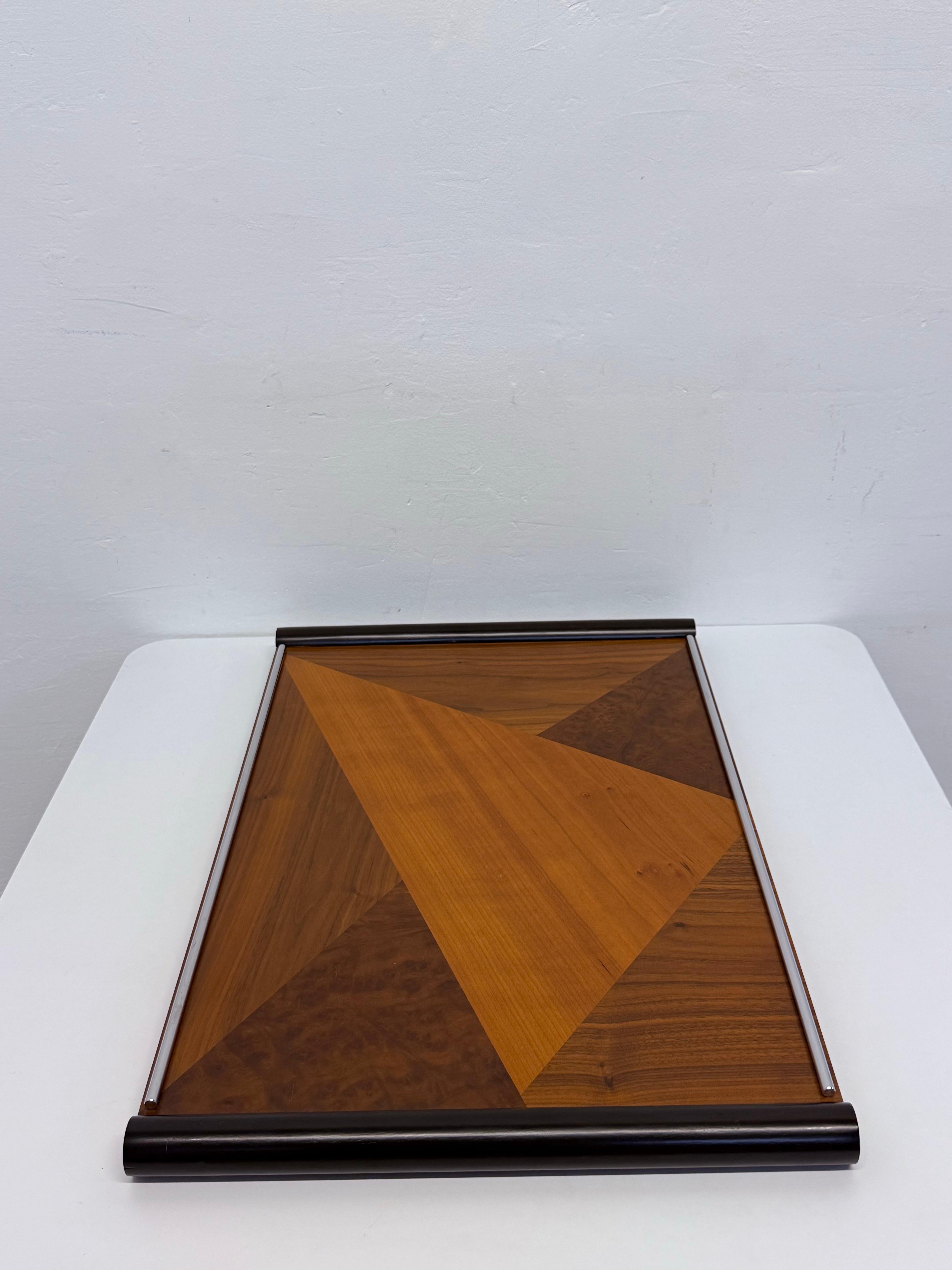 Postmoderno Vassoio da portata moderno americano in legno intarsiato lavorato a mano, anni '80 in vendita