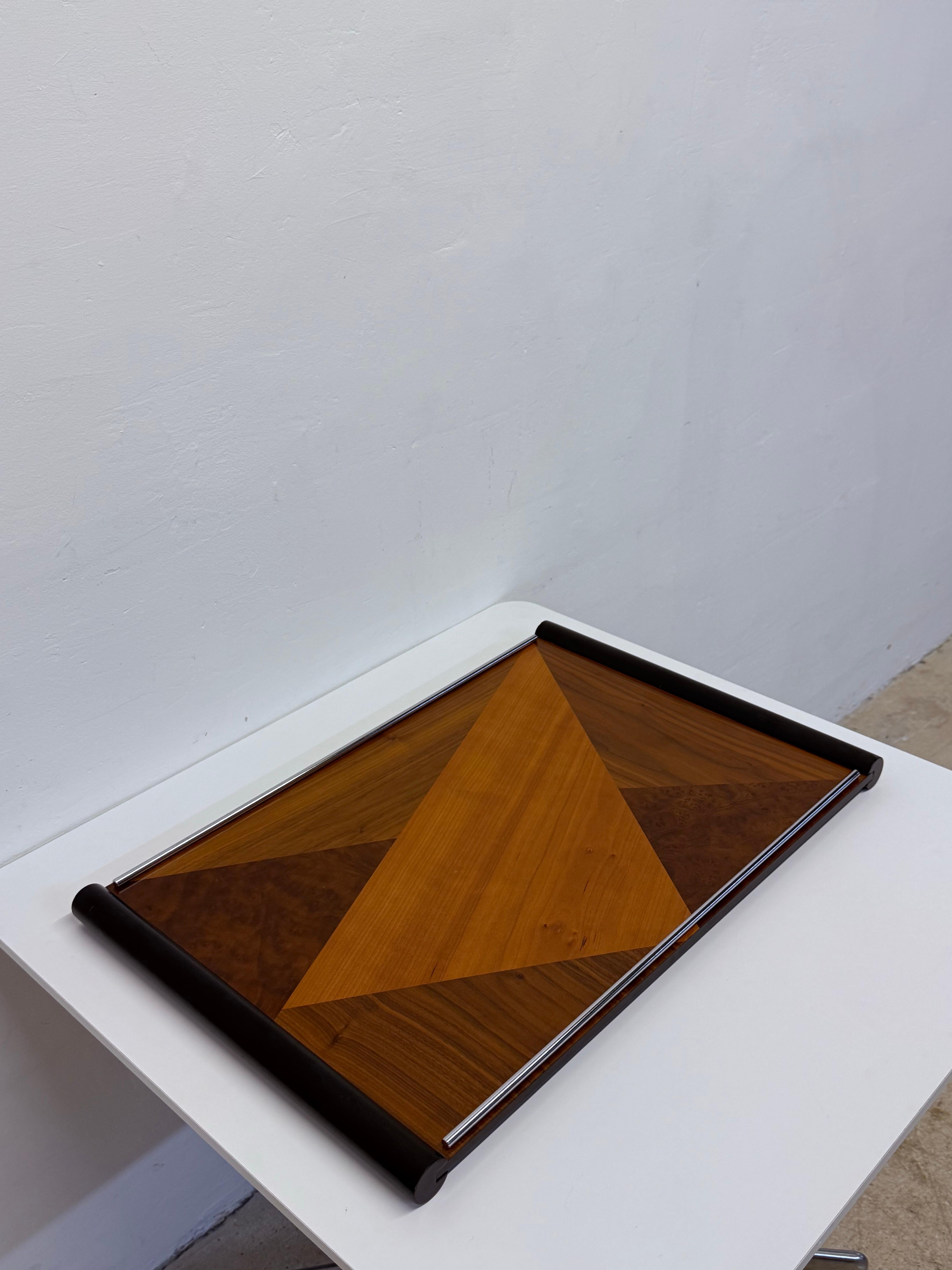 Vassoio da portata moderno americano in legno intarsiato lavorato a mano, anni '80 In condizioni buone in vendita a Miami, FL