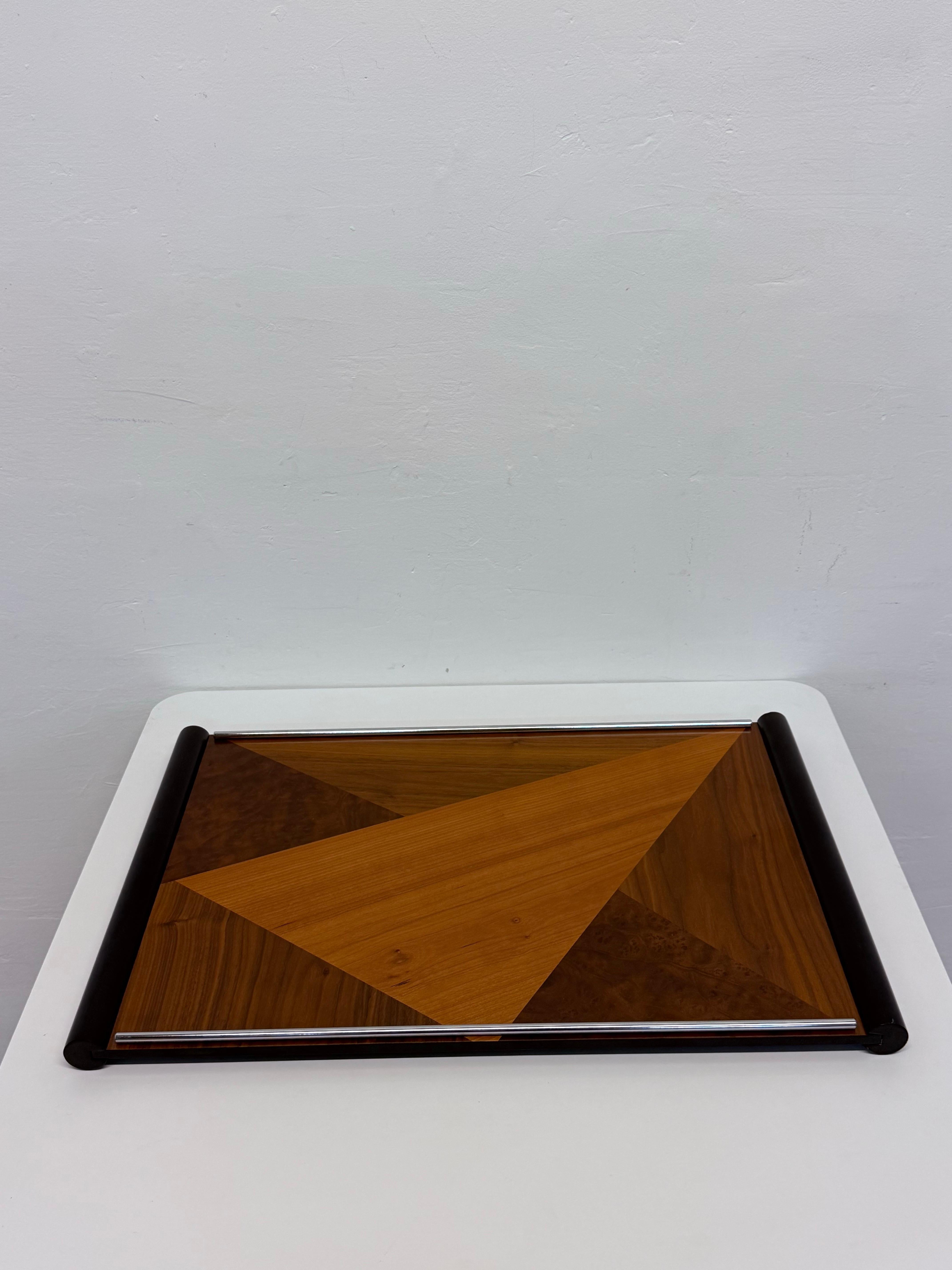 Cromo Vassoio da portata moderno americano in legno intarsiato lavorato a mano, anni '80 in vendita