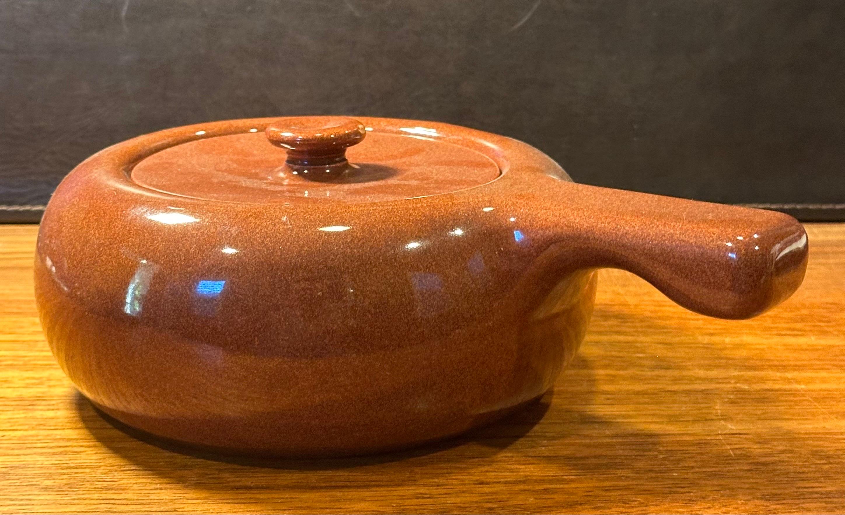 Cacerola con asa American Modern en albaricoque maduro by Russel Wright Stubenville en Bueno estado para la venta en San Diego, CA