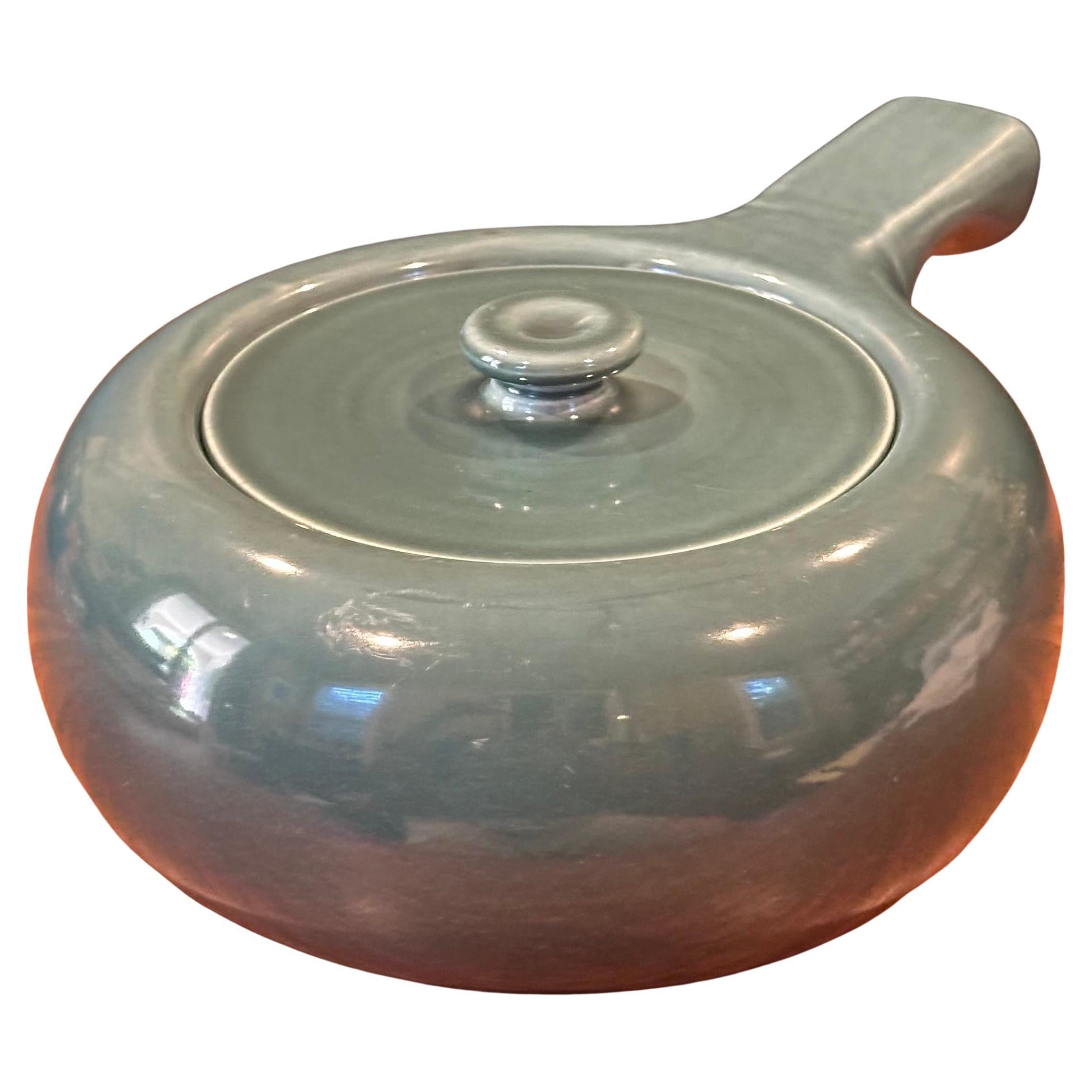 Stylish and functional American modern handled casserole in sea foam green by Russel Wright for Steubenville pottery of Ohio, circa the 1940s. The ultramodern design emphasizes soft cures and simple glazing. The piece is in very good vintage contain
