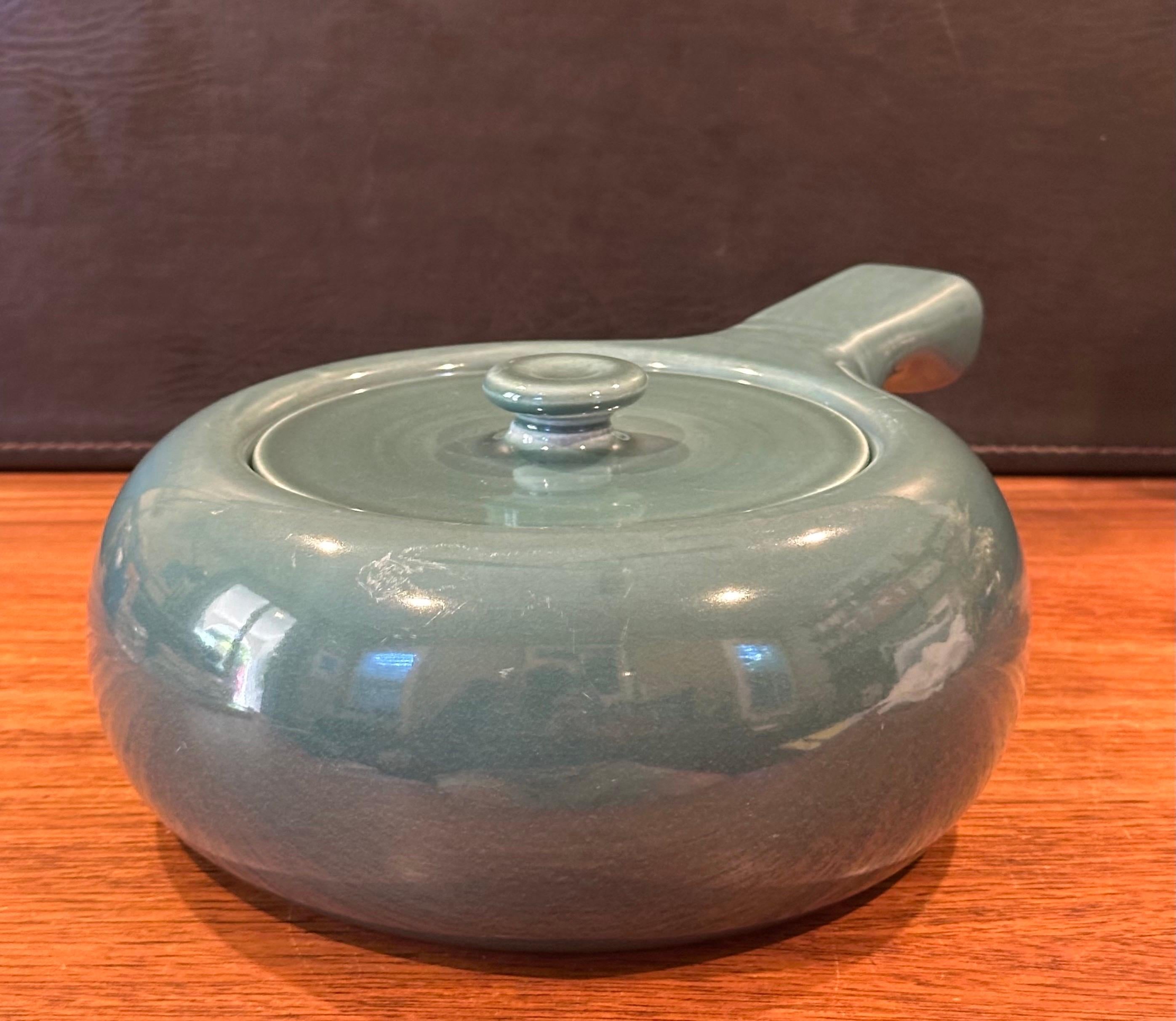 American Modern Handled Casserole in Sea Foam Green by Russel Wright Stubenville In Good Condition For Sale In San Diego, CA