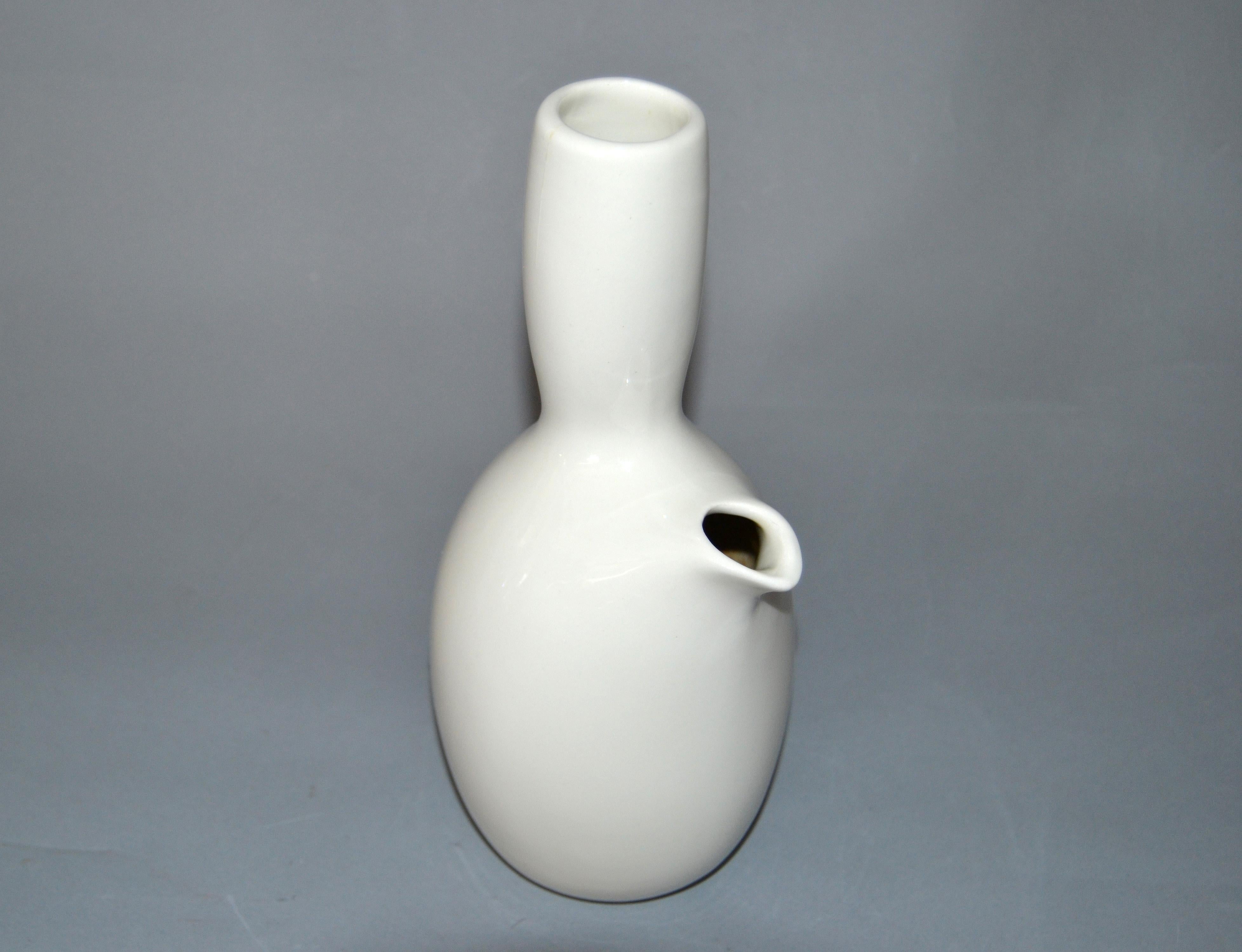 American modern Iroquois white porcelain carafe Russel Wright for Bauer Pottery.
'Good design is for everyone' is how designer Russel Wright described his guiding philosophy. Originally released in 1939, his American Modern dinnerware reflects this