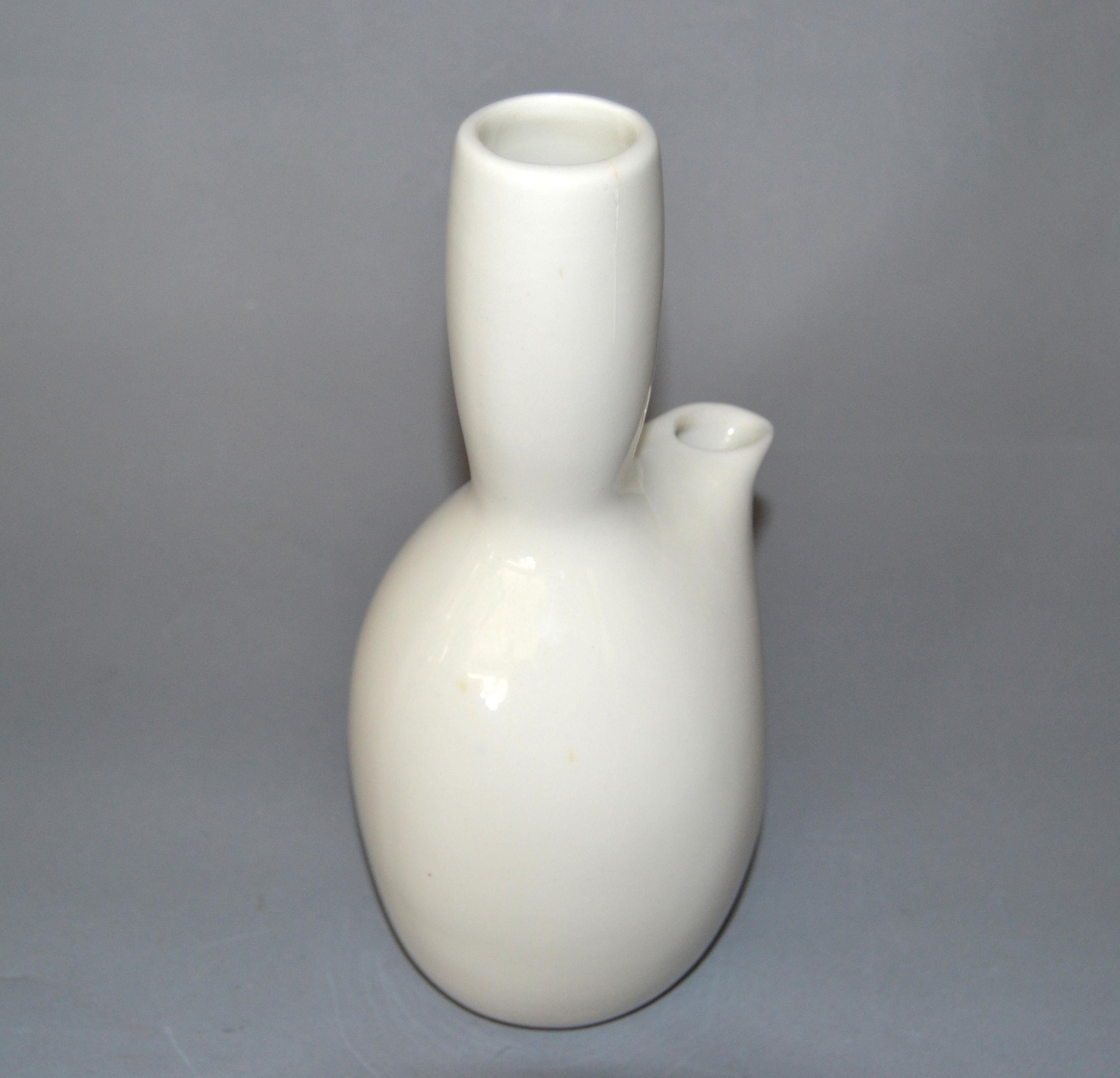 American Modern Iroquois White Porcelain Carafe Russel Wright for Bauer Pottery In Good Condition In Miami, FL