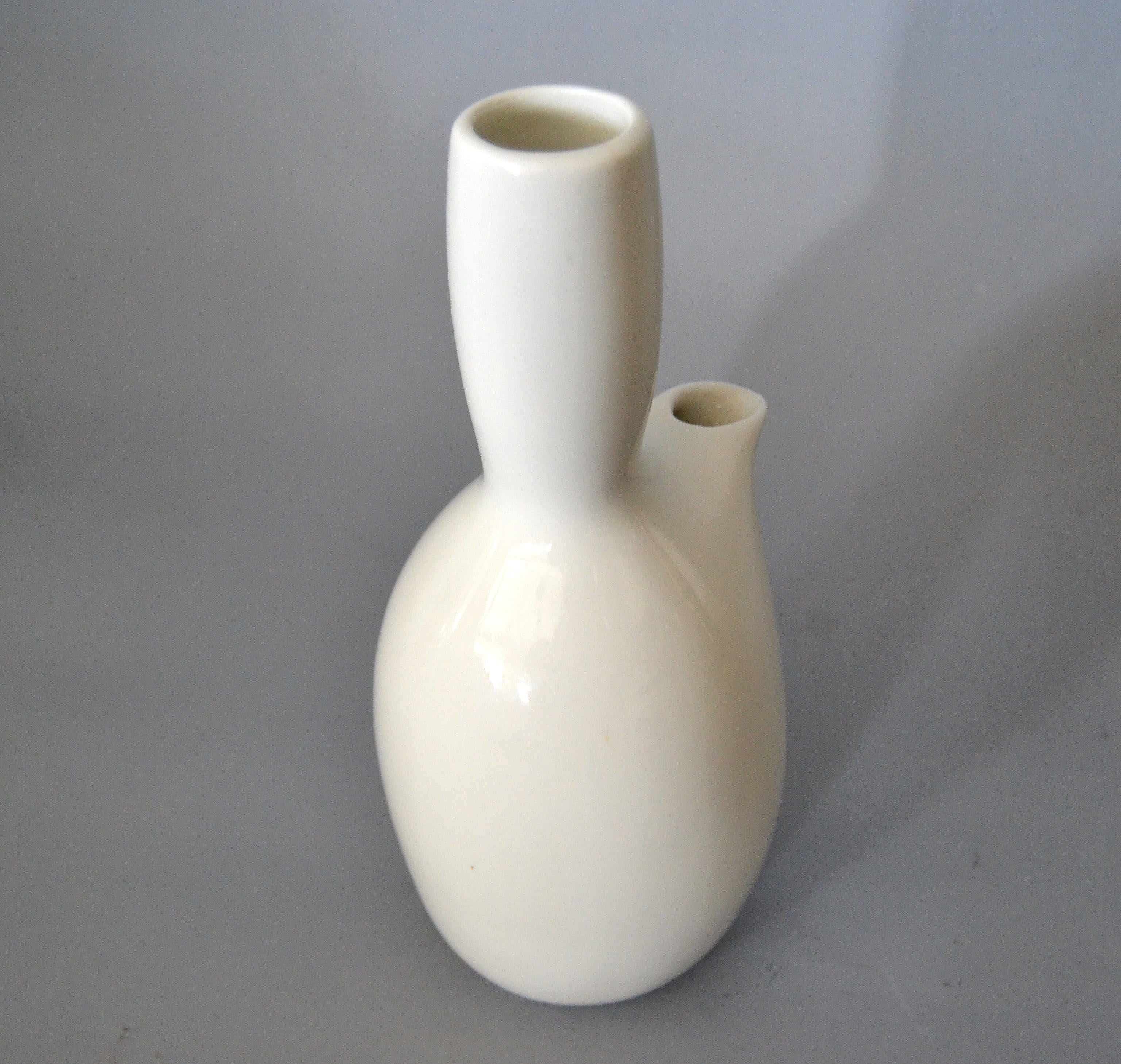 American Modern Iroquois White Porcelain Carafe Russel Wright for Bauer Pottery 1