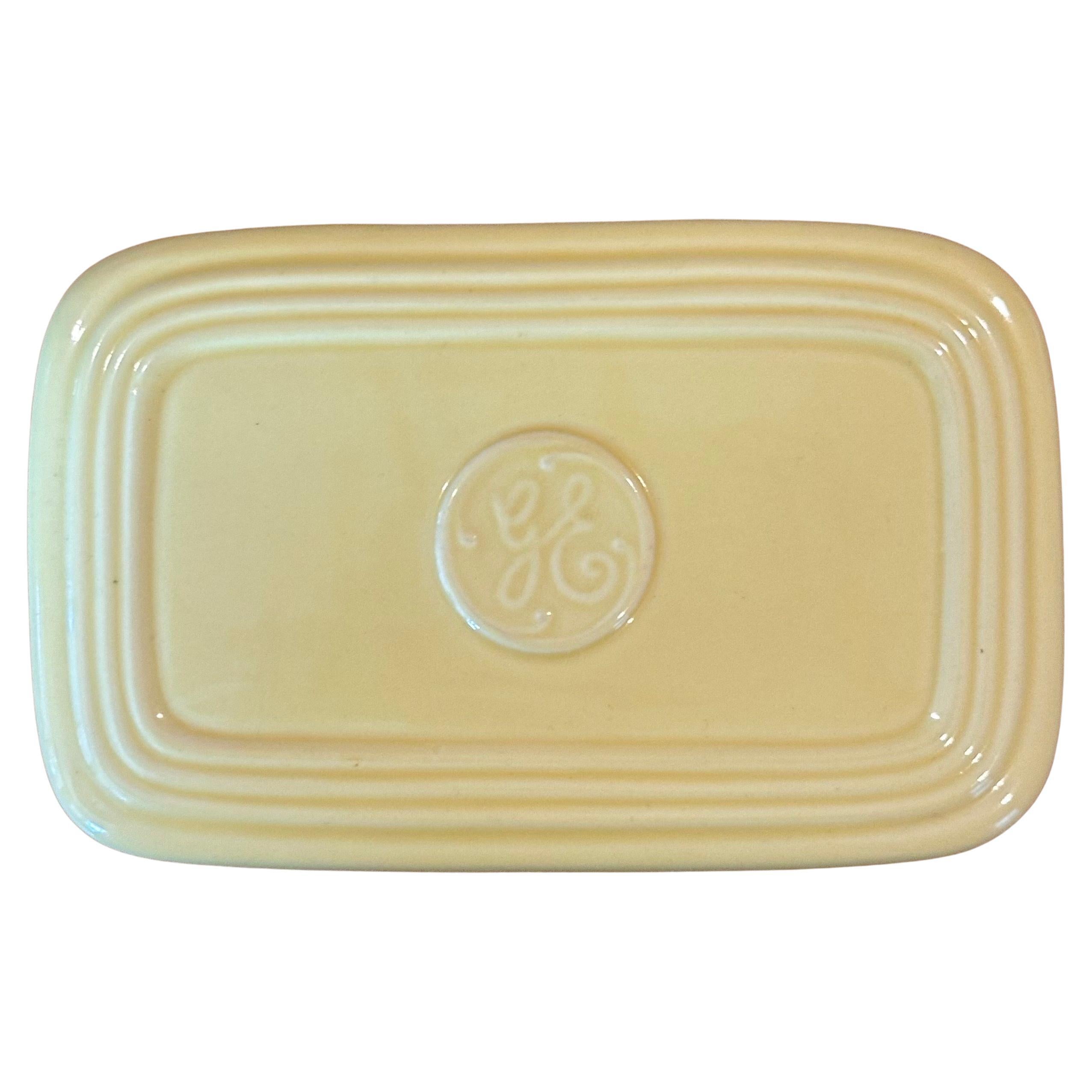 Elegante y funcional vajilla moderna americana con tapa Hall Ovenware para General Electric, alrededor de la década de 1940.  La pieza está en muy buen estado de conservación, sin astillas, grietas ni grietas, y mide 15 cm x 15 cm x 15 cm.  Ver mi