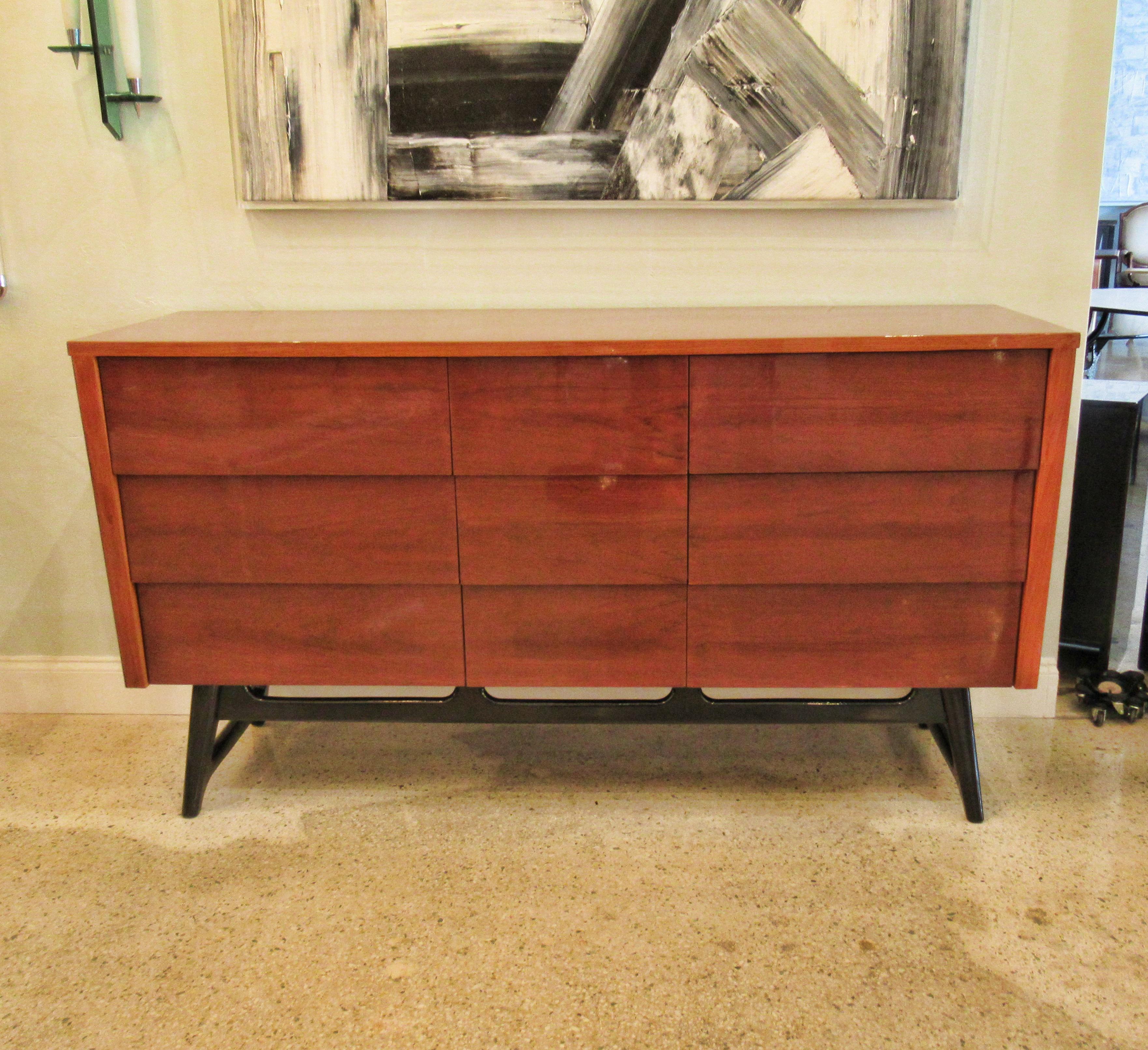 Rectangular top above nine drawers with cantid fronts over a pierced base with splayed tapering legs.