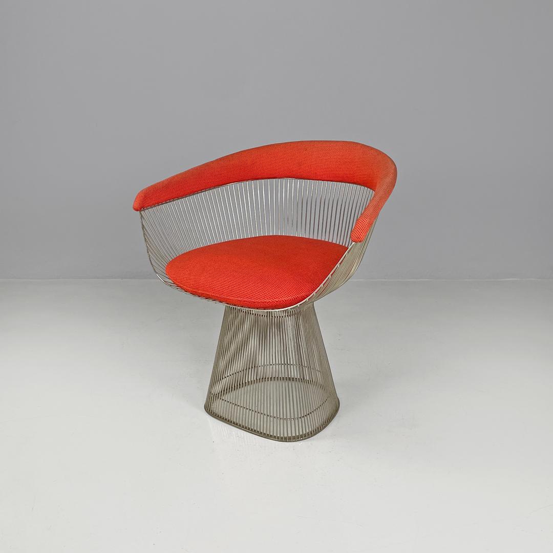 Sedie moderne americane in metallo e tessuto rosso di Warren Platner per Knoll, anni '70
Sedie a pozzetto con base rotonda. La struttura segue linee curve e arrotondate e costituisce lo schienale, i braccioli, la seduta, il fusto e infine la base.