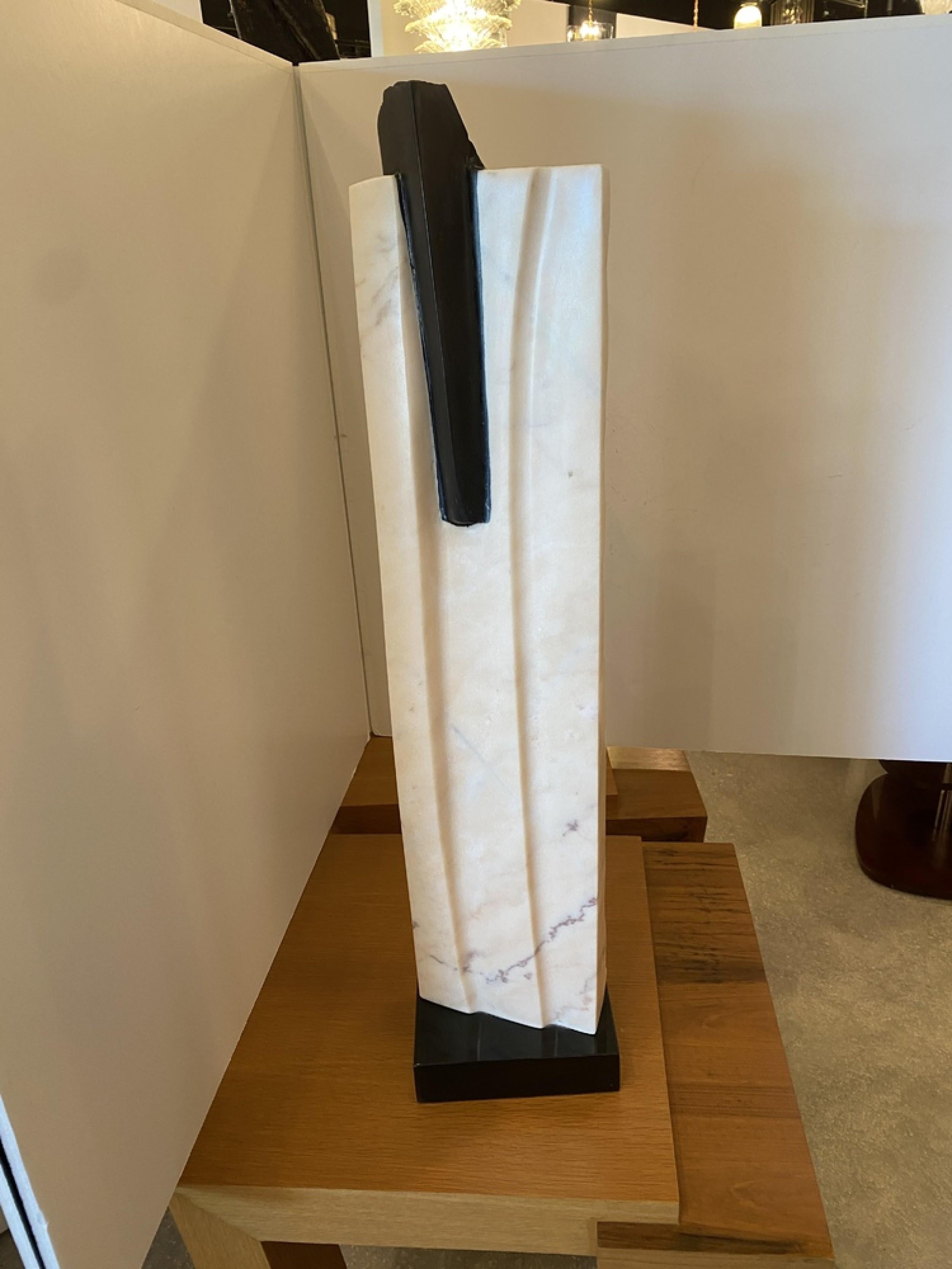 Scultura verticale astratta contemporanea americana con una netta giustapposizione di marmo bianco lucido e grezzo e di pietra nera.  (FIRMATO: HOROWITZ)