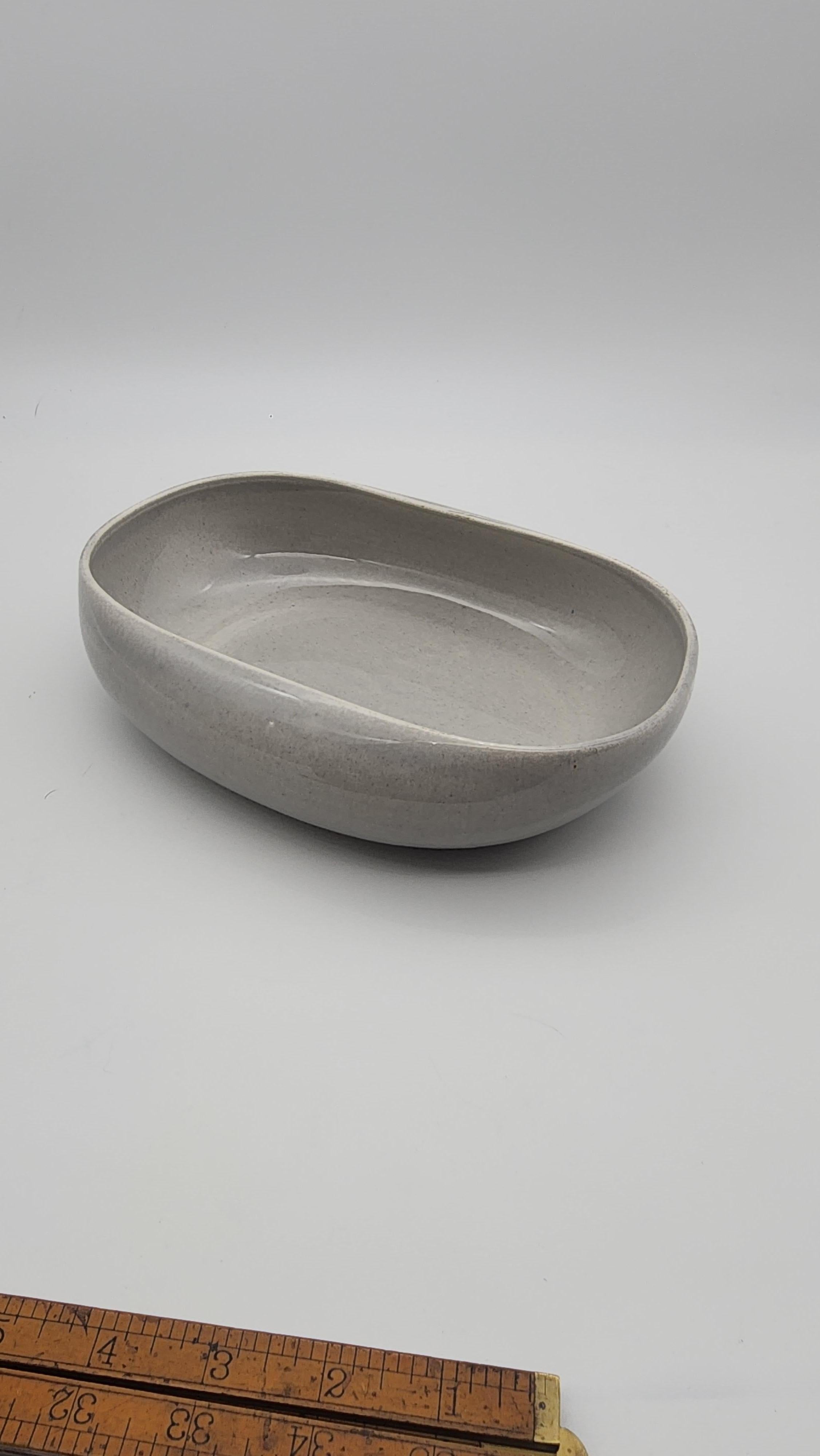 Ciotola ovale moderna americana di Russel Wright per Steubenville Pottery Company. Marcato sul lato inferiore. 