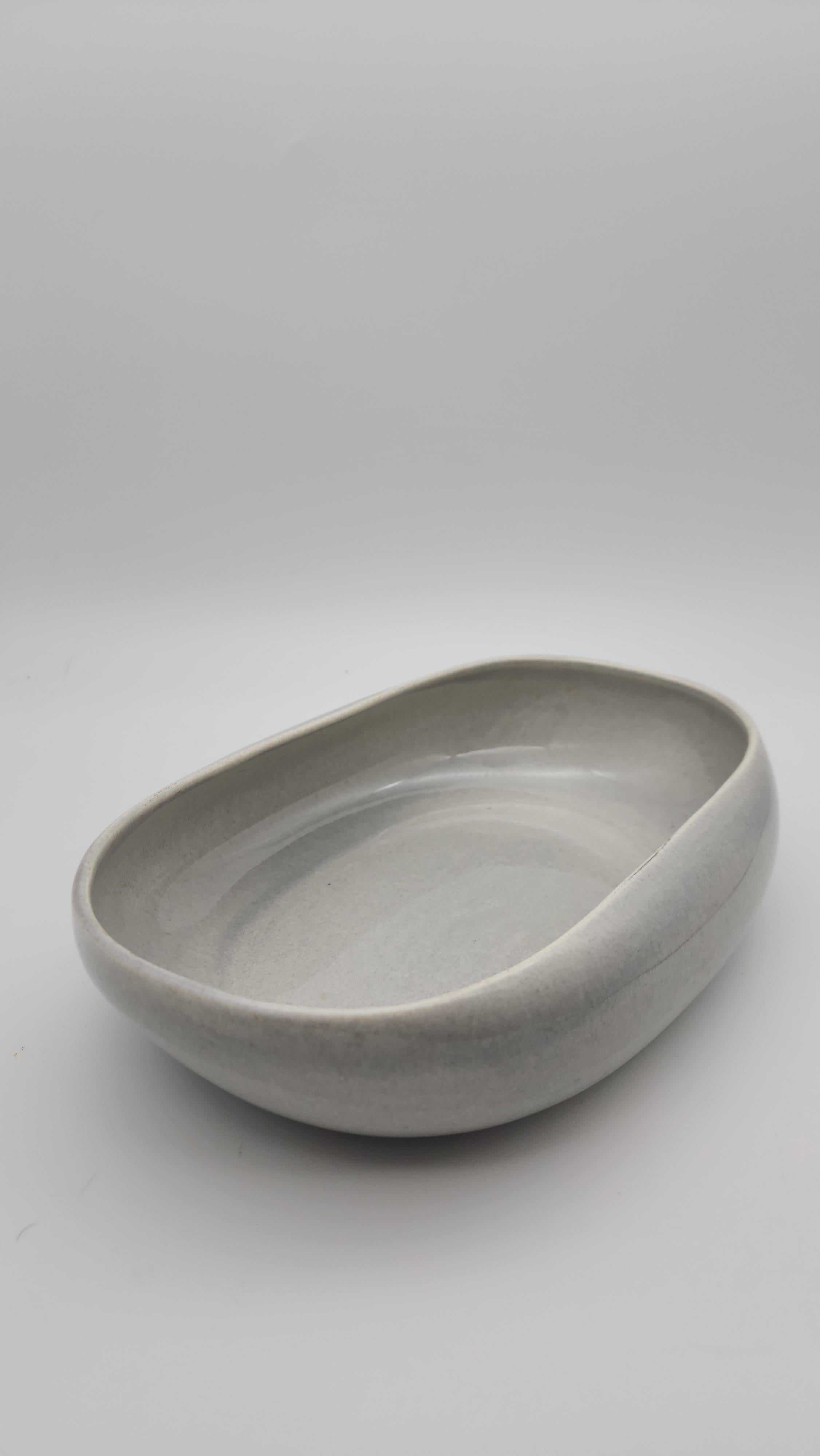 Americano Ciotola ovale moderna americana di Russel Wright per Steubenville Pottery in vendita