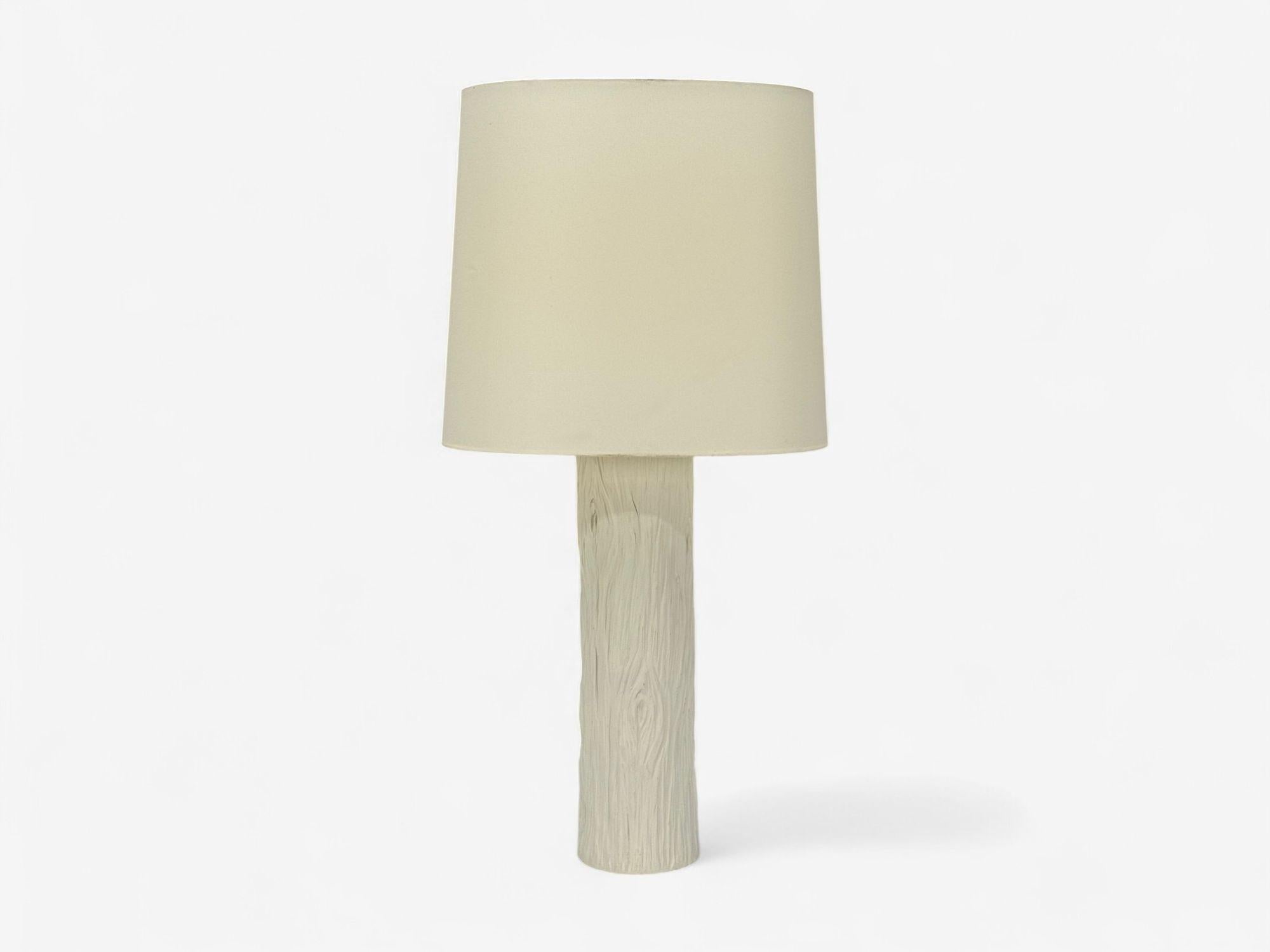 Lampe de table moderne américaine, en plâtre et en faux bois, États-Unis, années 1970

Lampe de table moderniste en plâtre faux-bois conçue et produite dans la seconde moitié du XXe siècle.

Vendu avec abat-jour

Spécification de l'ampoule : Un