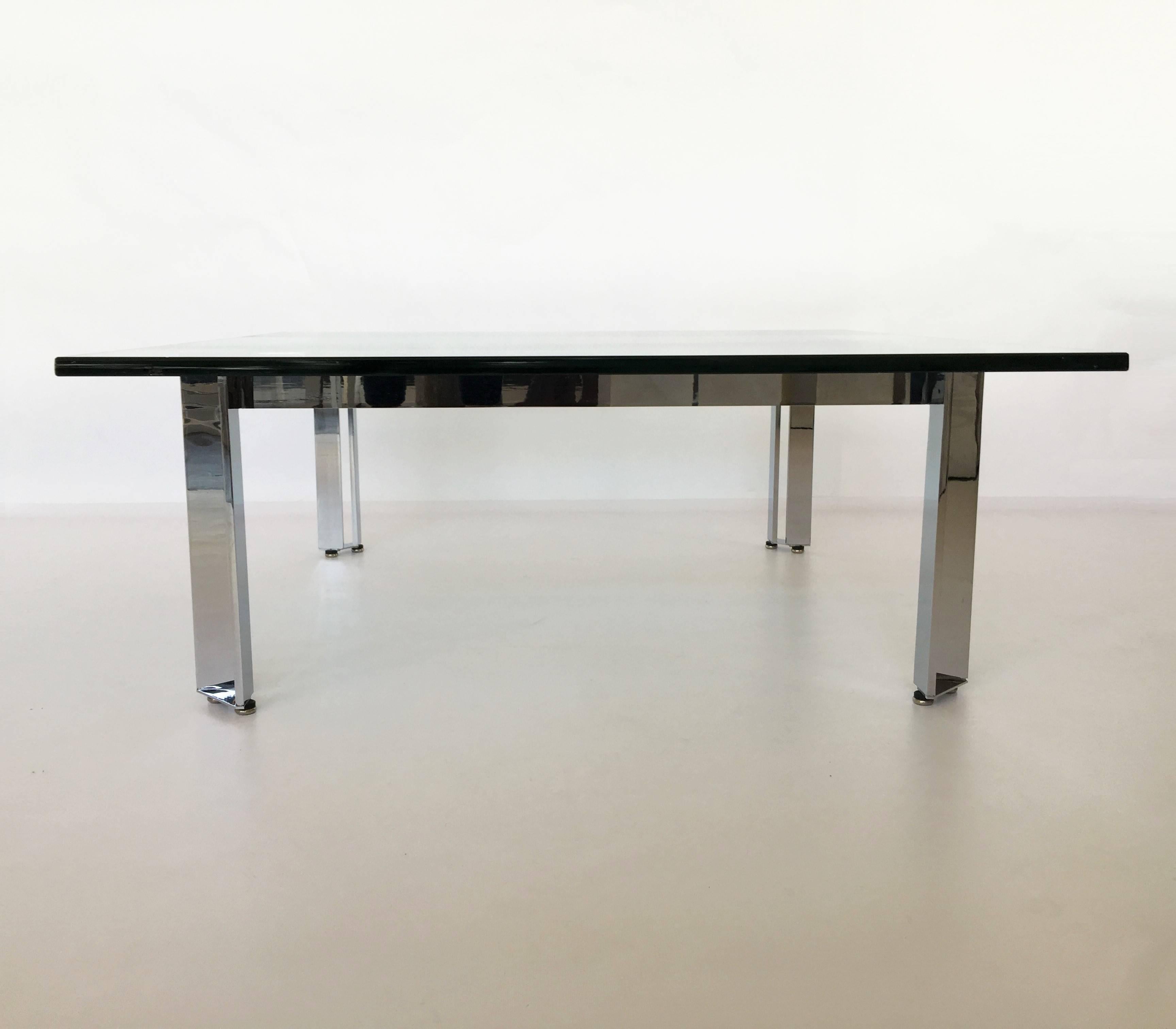 Niedriger amerikanischer moderner Tisch aus poliertem Chrom und Glas (Mitte des 20. Jahrhunderts) im Angebot