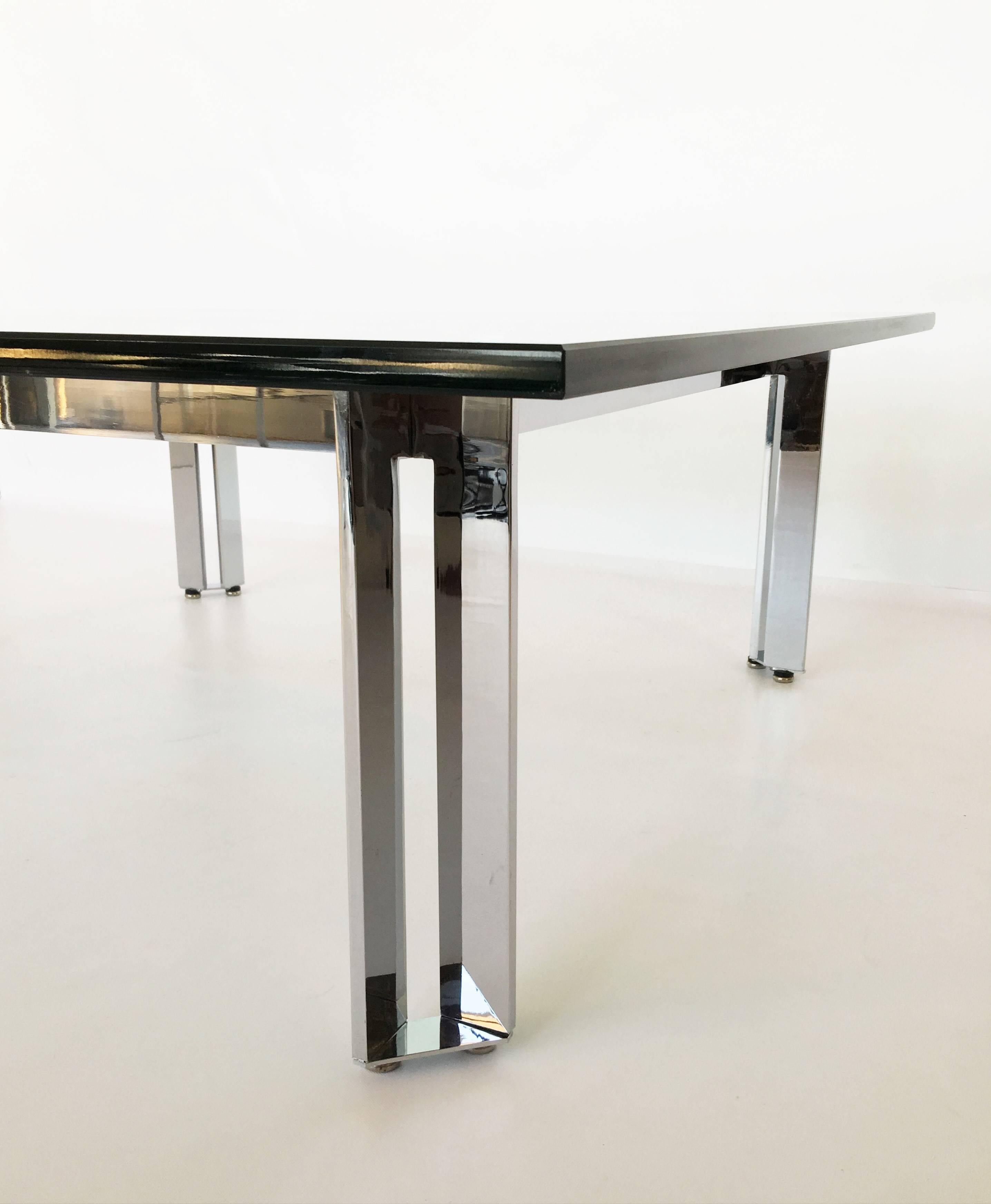 Niedriger amerikanischer moderner Tisch aus poliertem Chrom und Glas im Angebot 1